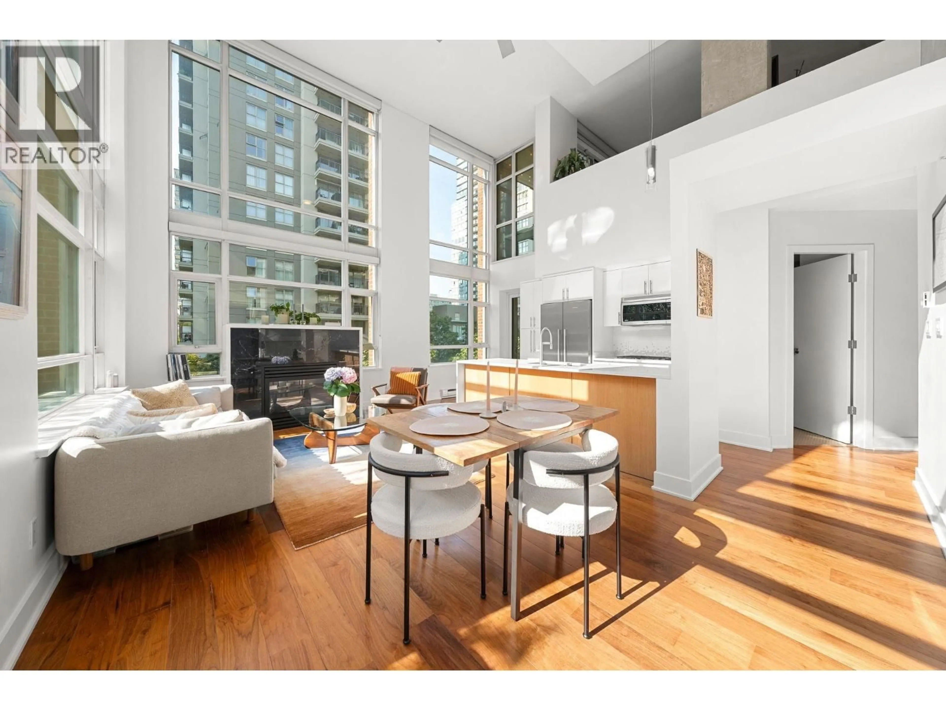 Open concept kitchen, wood/laminate floor for 407 - 988 RICHARDS STREET, Vancouver British Columbia V6B8R2