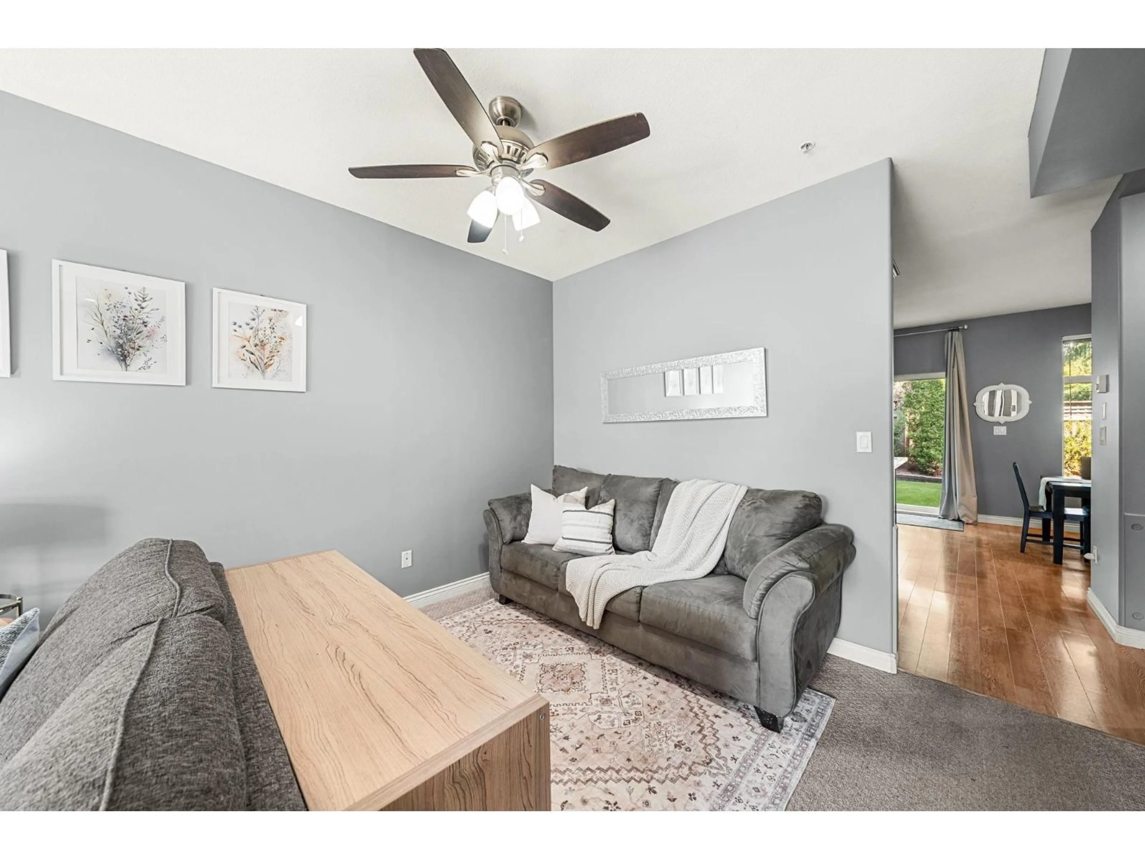 Living room with furniture, wood/laminate floor for 150 - 20449 66, Langley British Columbia V2Y3C1