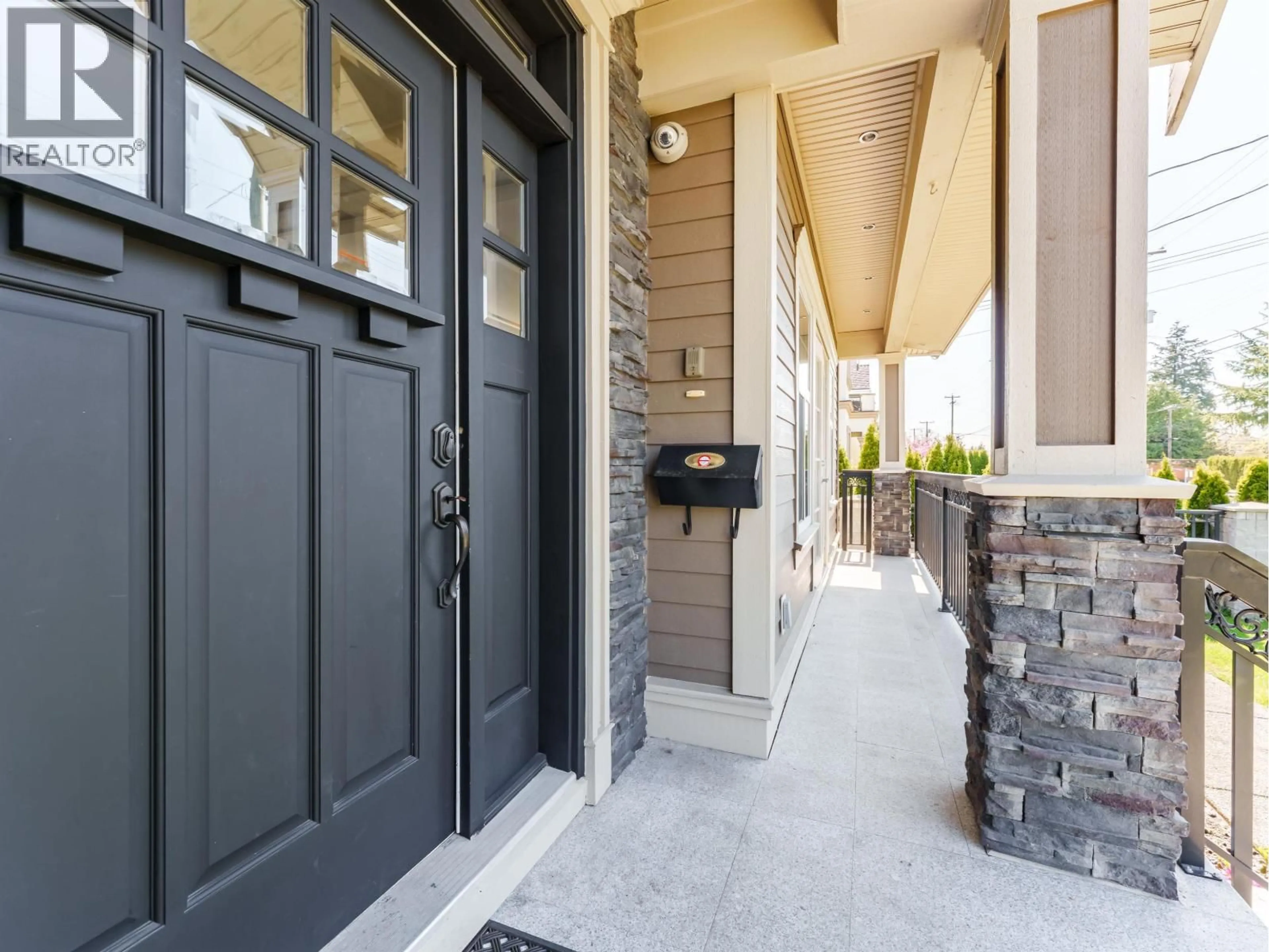 Indoor entryway for 8588 ARMSTRONG AVENUE, Burnaby British Columbia V3N2H5