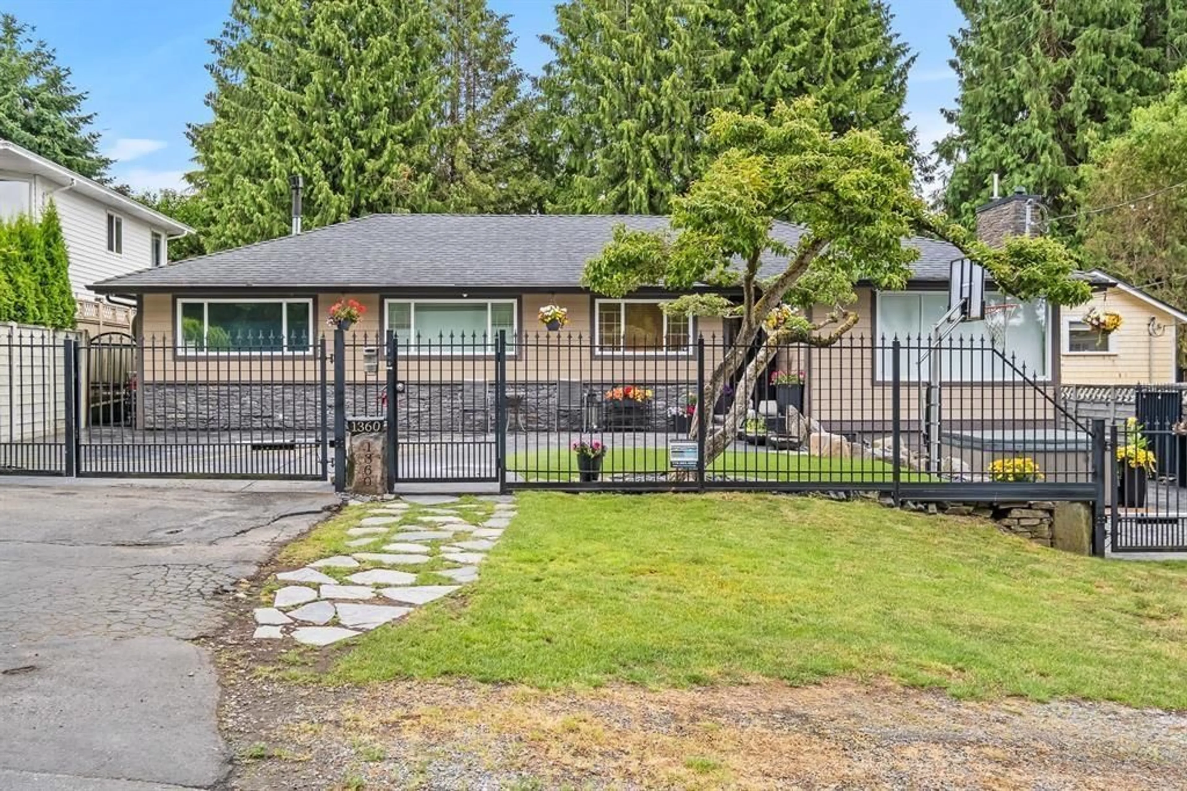 A pic from outside/outdoor area/front of a property/back of a property/a pic from drone, street for 1360 EVERALL, White Rock British Columbia V4B3S6