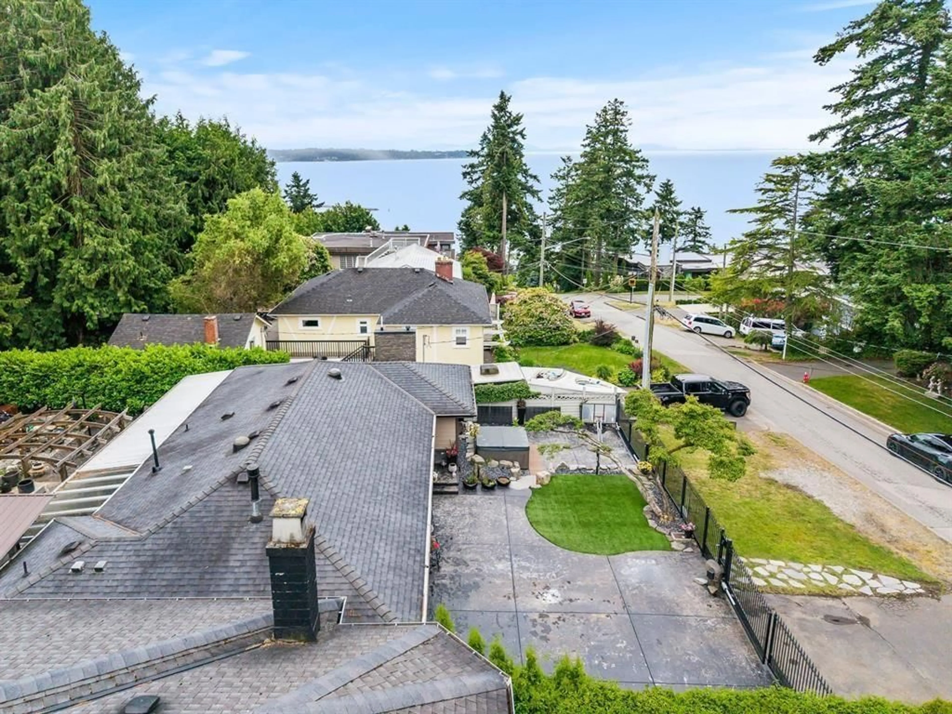 A pic from outside/outdoor area/front of a property/back of a property/a pic from drone, water/lake/river/ocean view for 1360 EVERALL, White Rock British Columbia V4B3S6