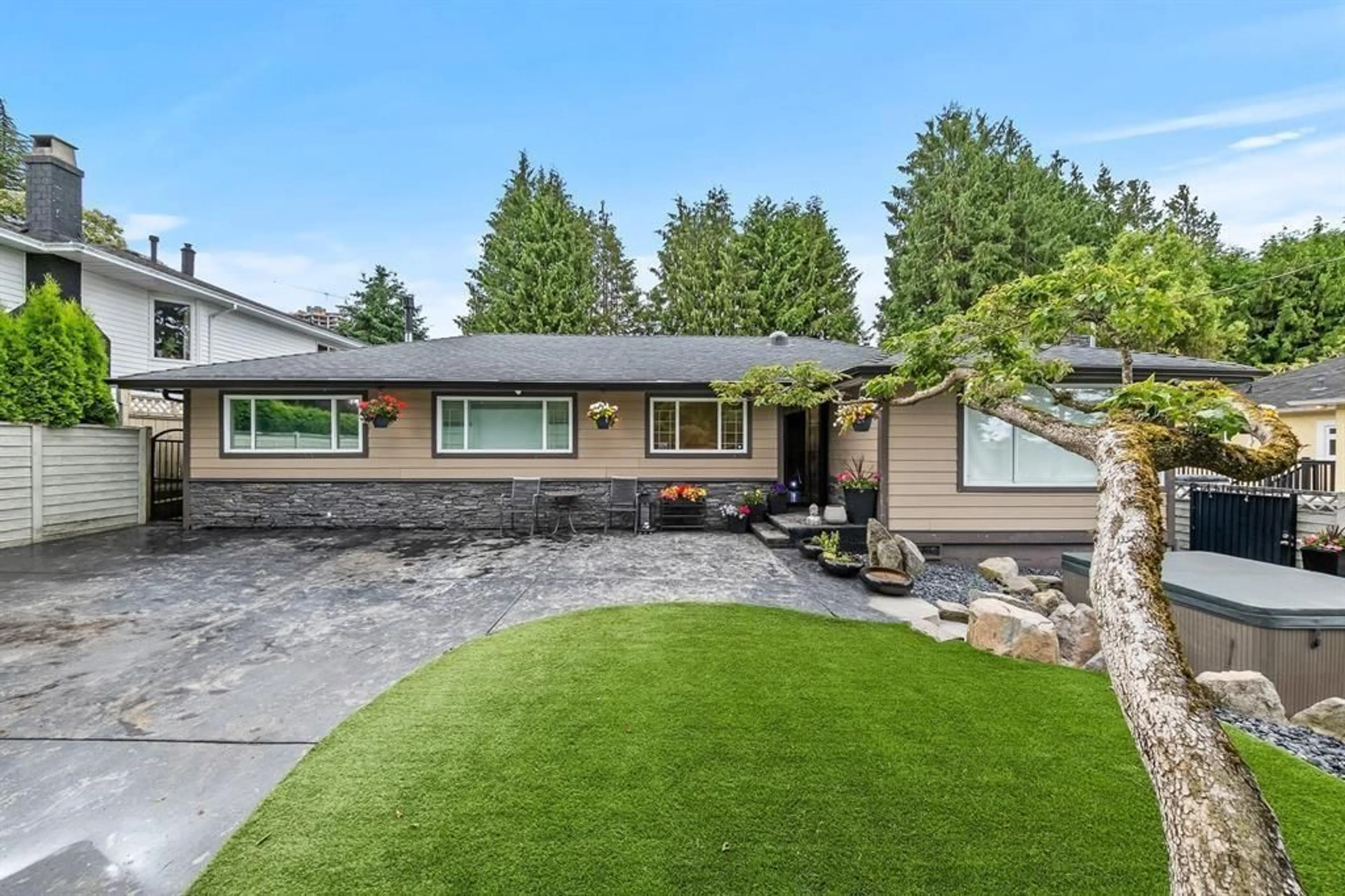Home with vinyl exterior material, street for 1360 EVERALL, White Rock British Columbia V4B3S6