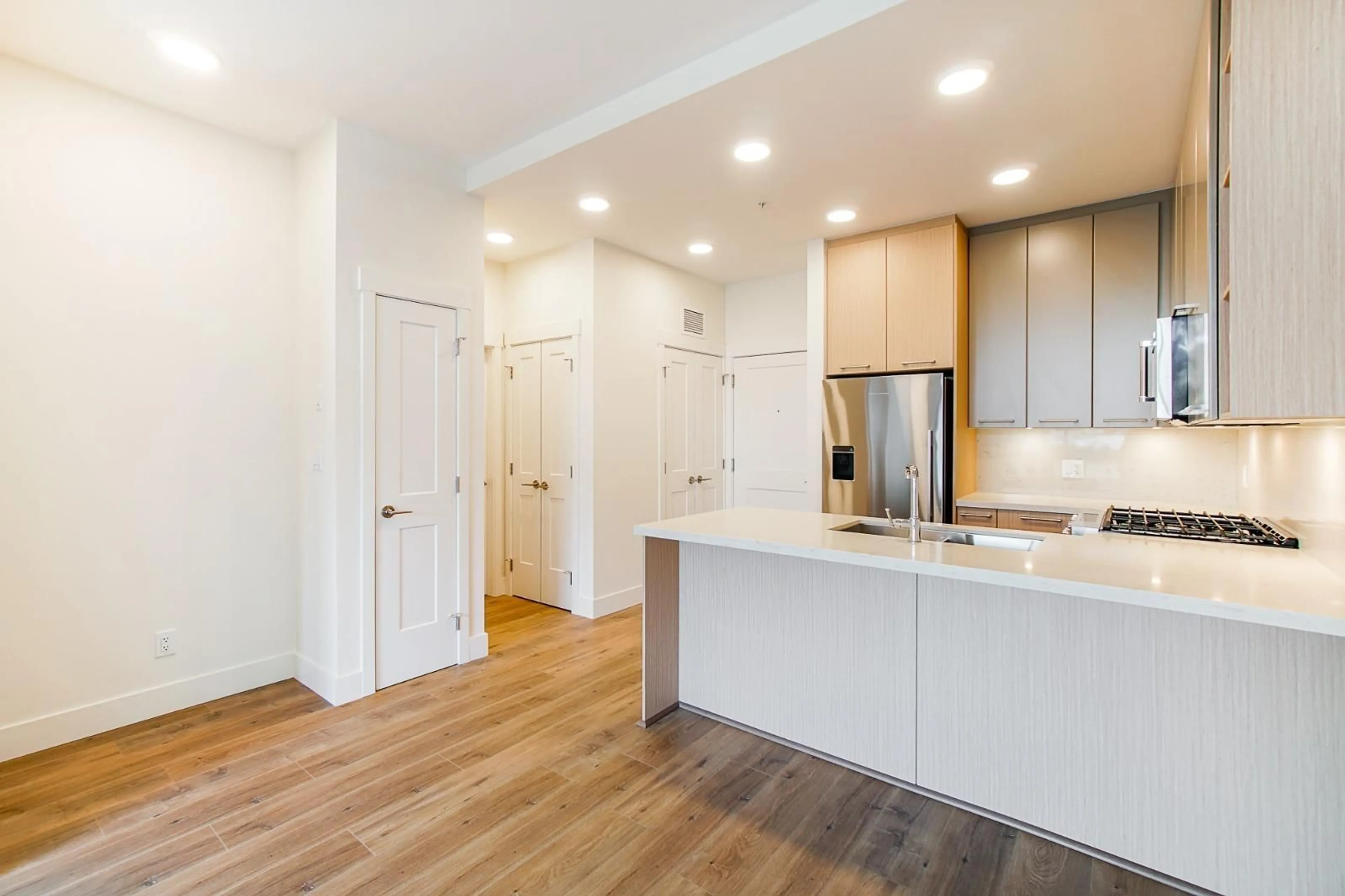 Open concept kitchen, wood/laminate floor for 103 - 14022 NORTH BLUFF ROAD, Surrey British Columbia V4B3C3