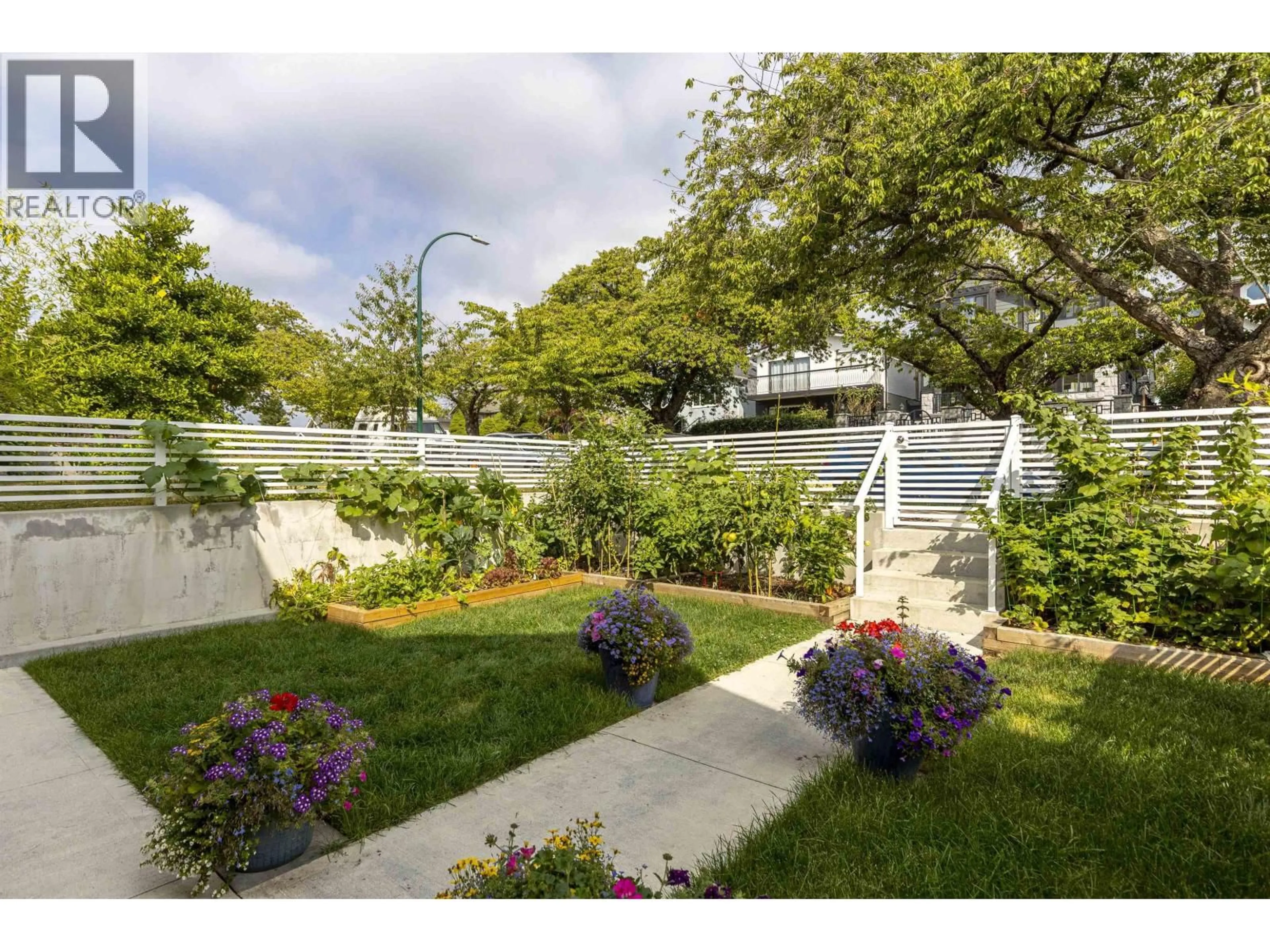 Patio, street for 2666 6TH AVENUE, Vancouver British Columbia V5M1R3