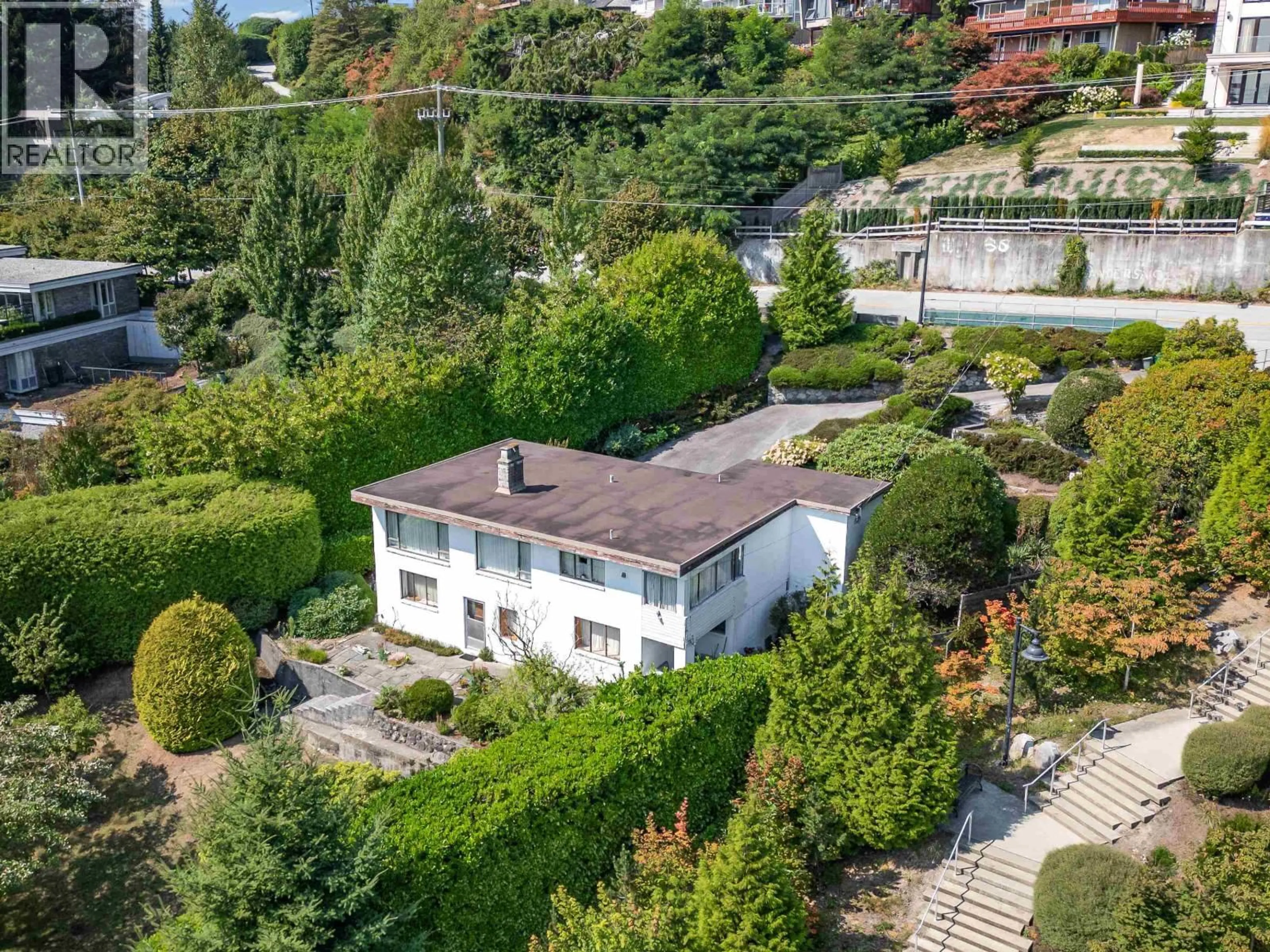 A pic from outside/outdoor area/front of a property/back of a property/a pic from drone, unknown for 940 KEITH ROAD, West Vancouver British Columbia V7T1M3