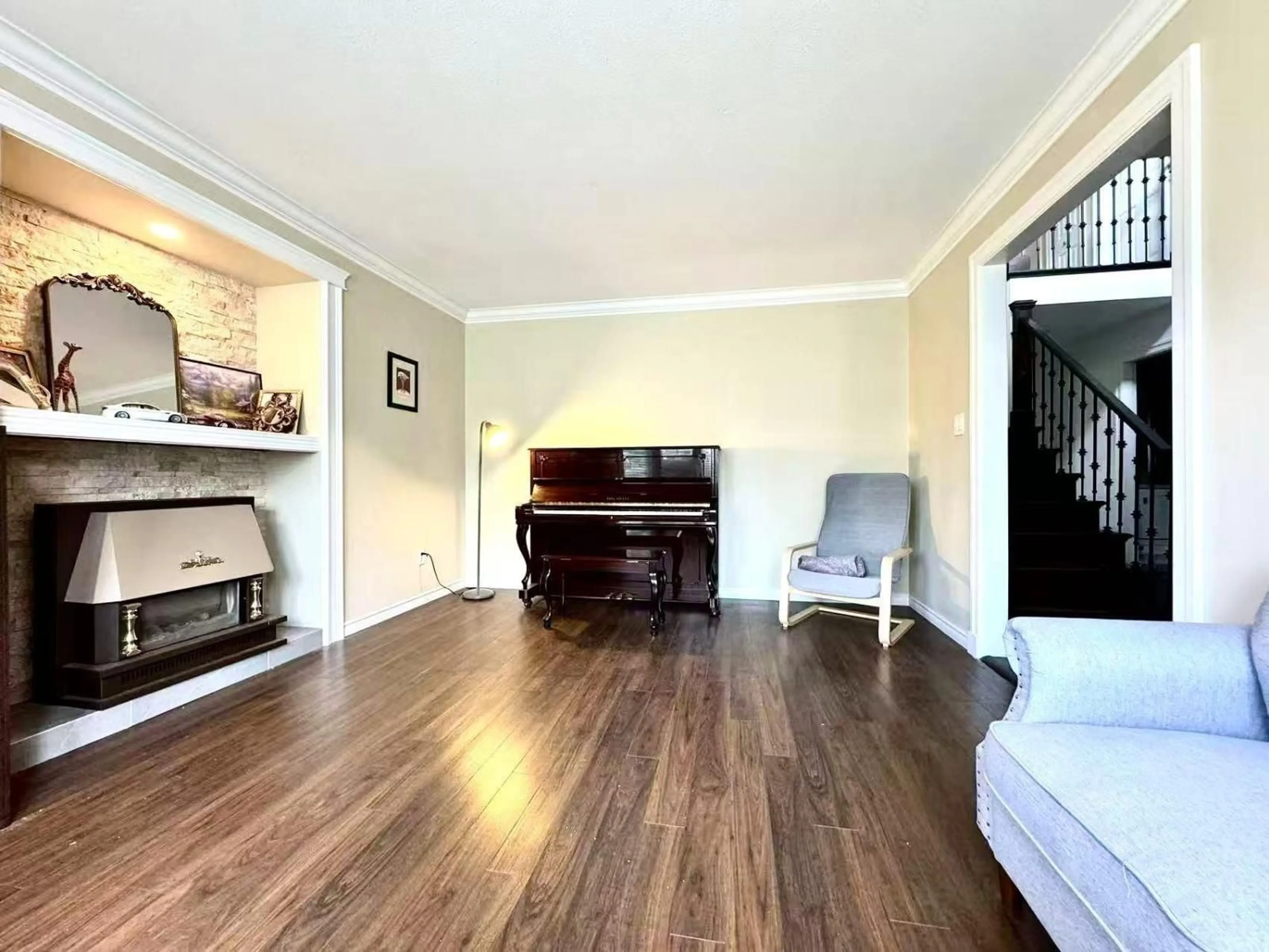 Living room with furniture, wood/laminate floor for 19188 60B, Surrey British Columbia V3S7T8