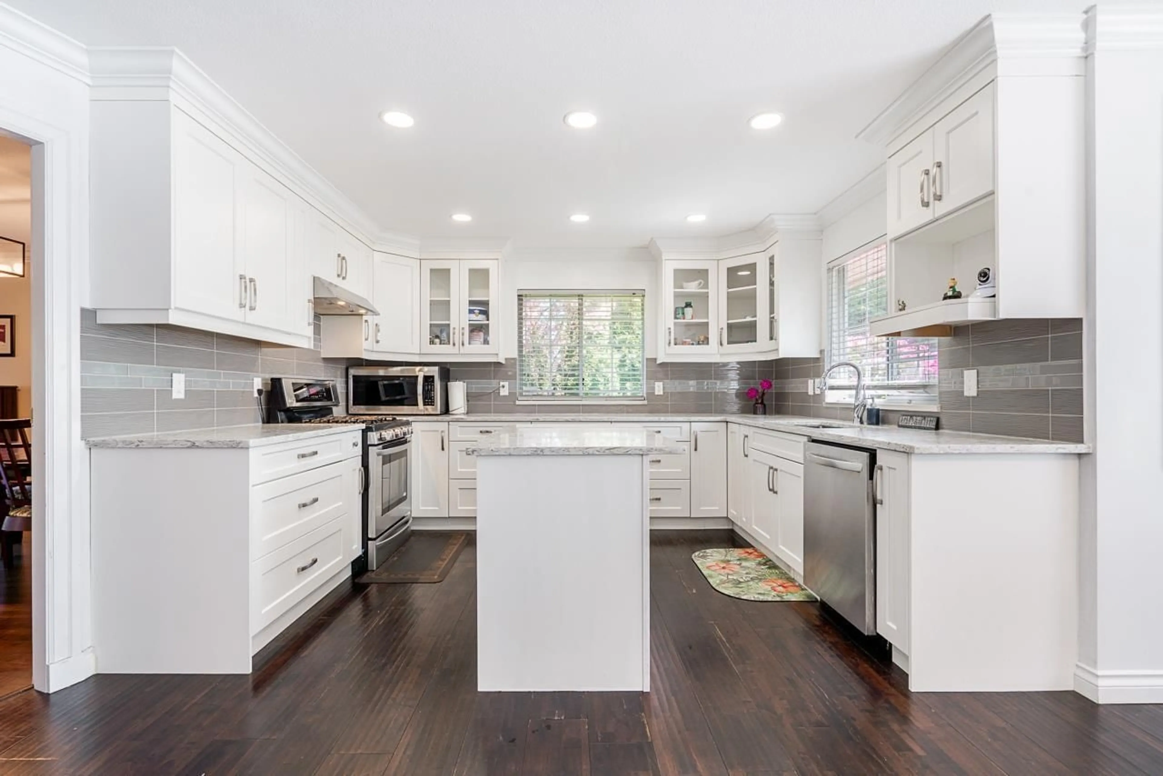 Open concept kitchen, unknown for 19188 60B, Surrey British Columbia V3S7T8