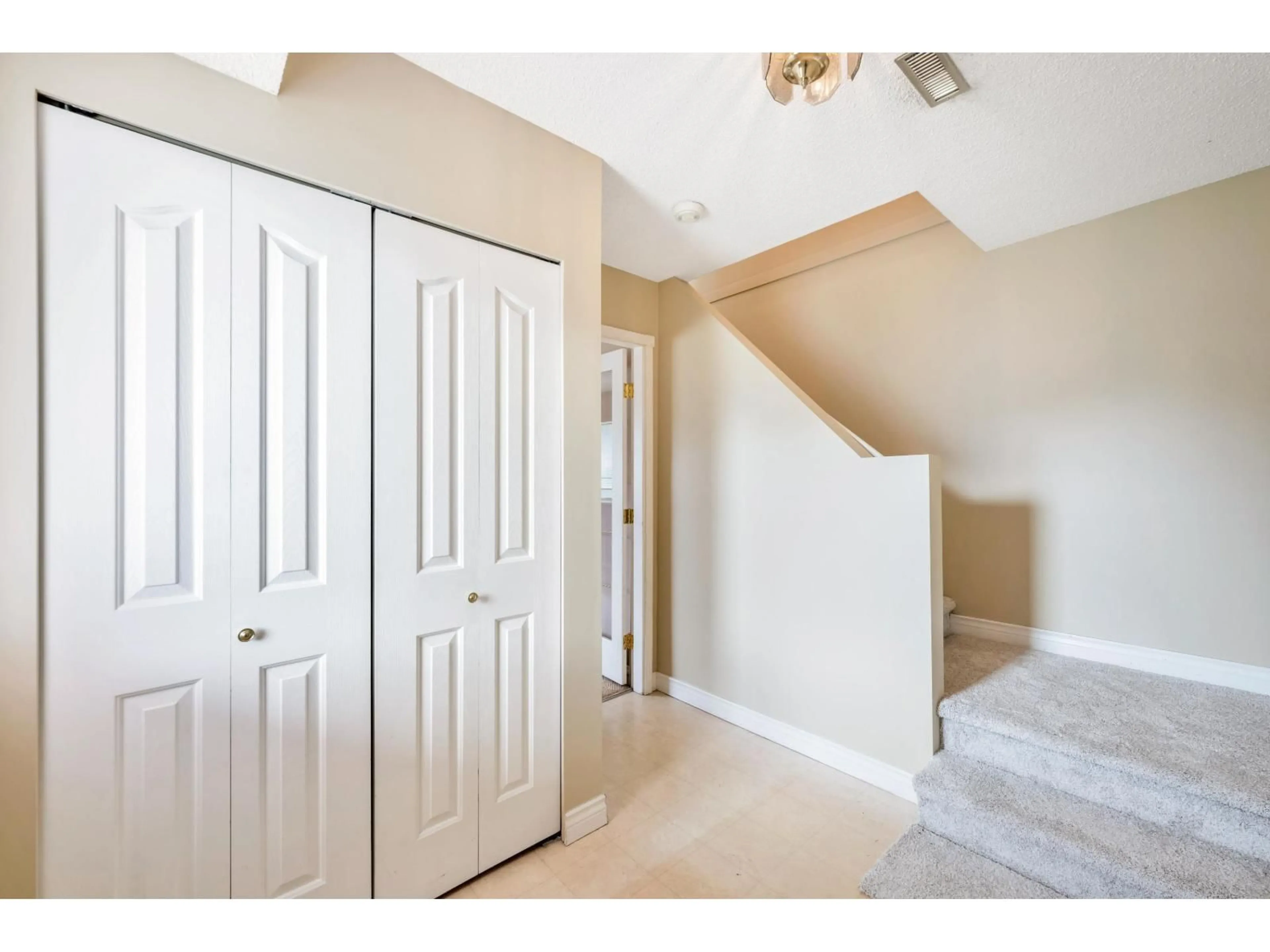 Indoor entryway for 26619 30, Langley British Columbia V4W3B7