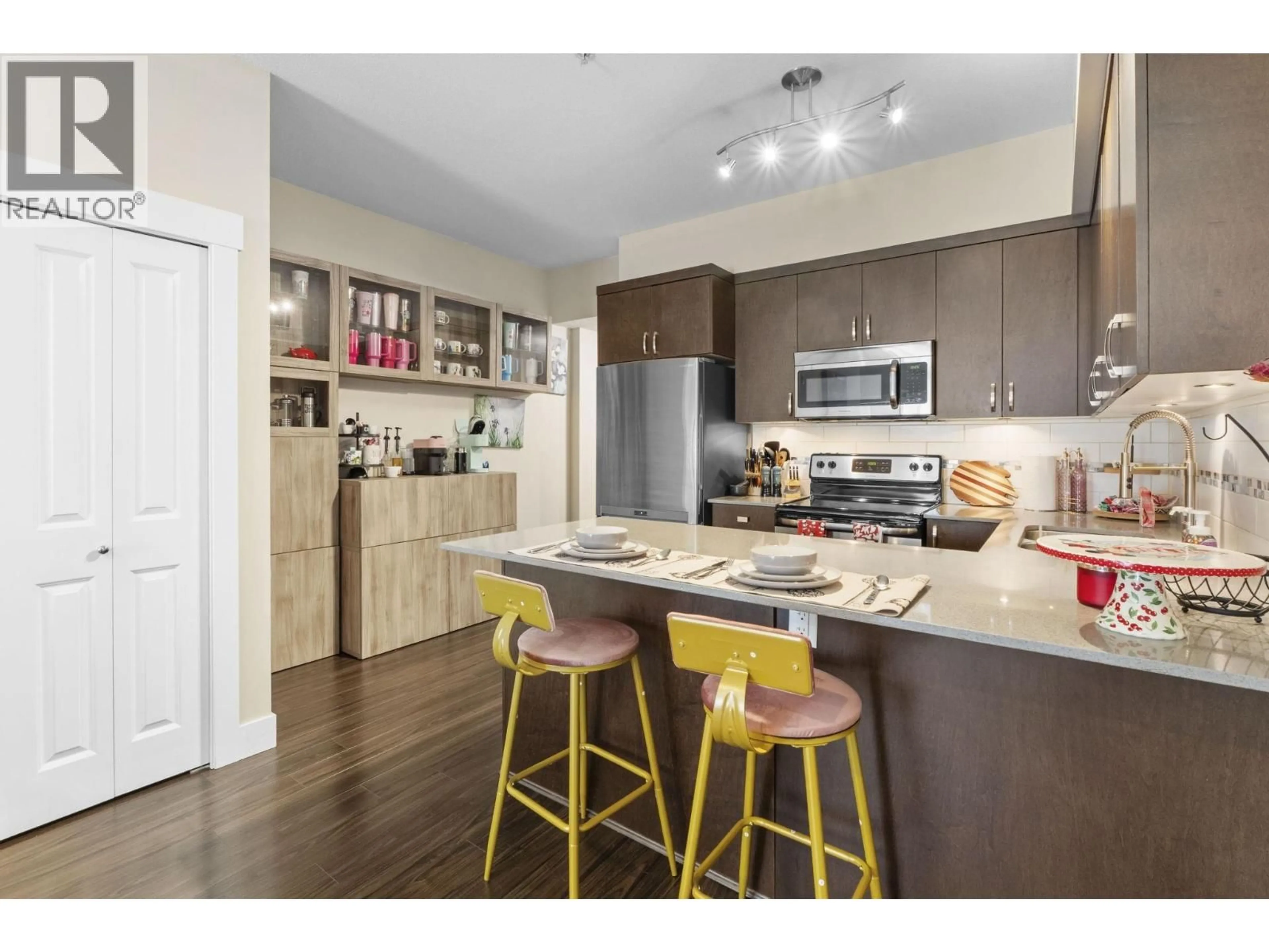 Open concept kitchen, wood/laminate floor for 16 - 838 ROYAL AVENUE, New Westminster British Columbia V3M1J9