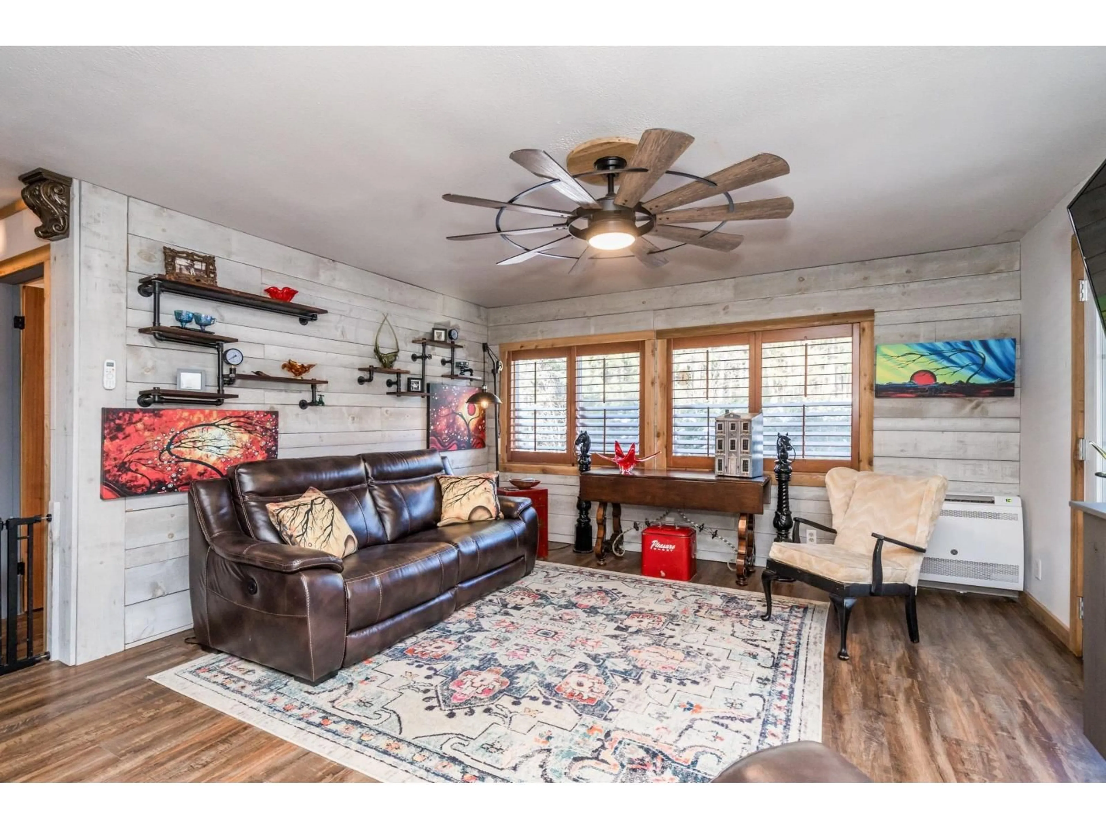 Living room with furniture, wood/laminate floor for 695 HUDSON BAY STREET, Hope British Columbia V0X1L4
