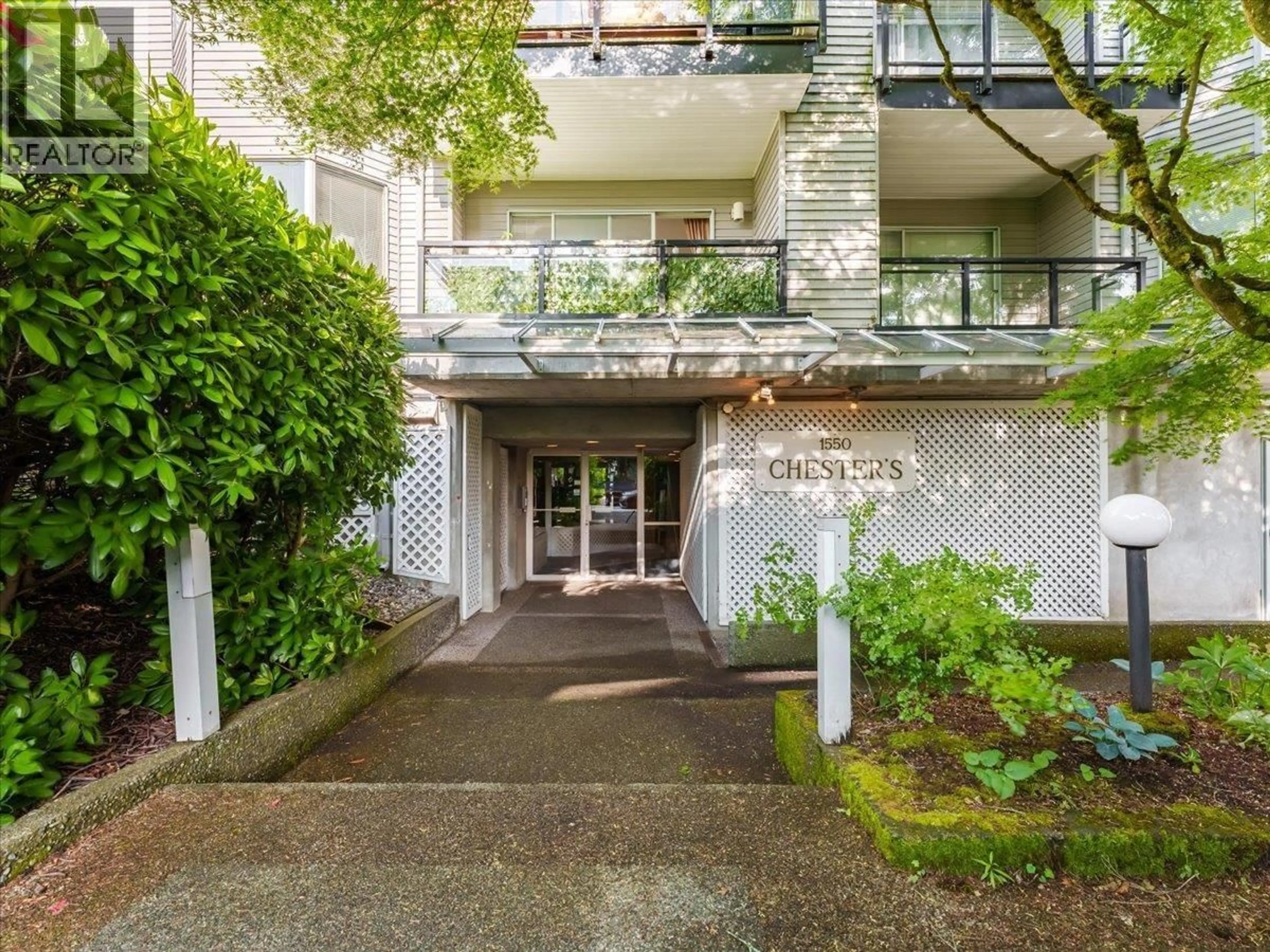 Indoor foyer for 202 - 1550 CHESTERFIELD AVENUE, North Vancouver British Columbia V7M2N6