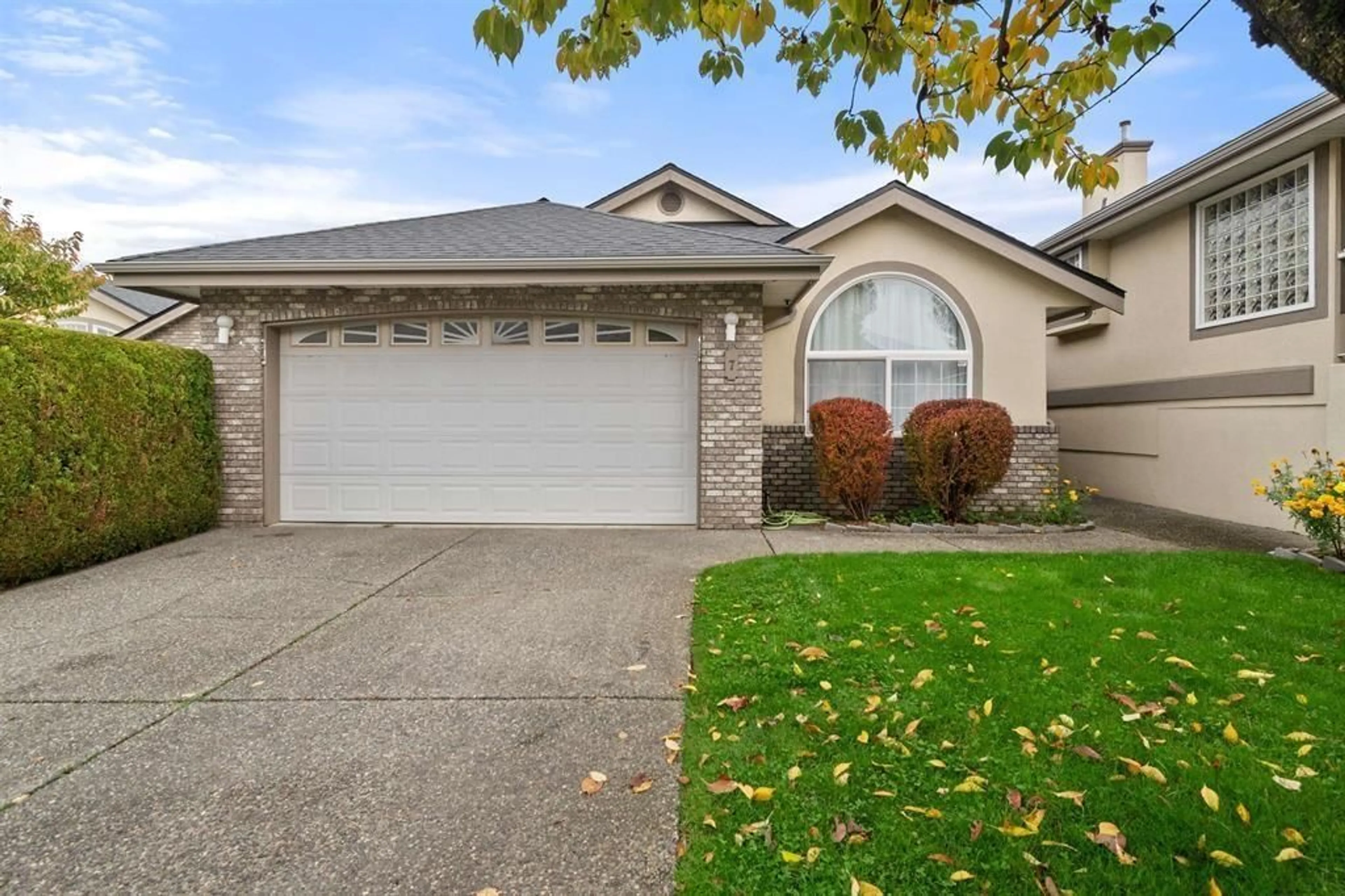 Home with vinyl exterior material, street for 7 - 32777 CHILCOTIN, Abbotsford British Columbia V2T5W4