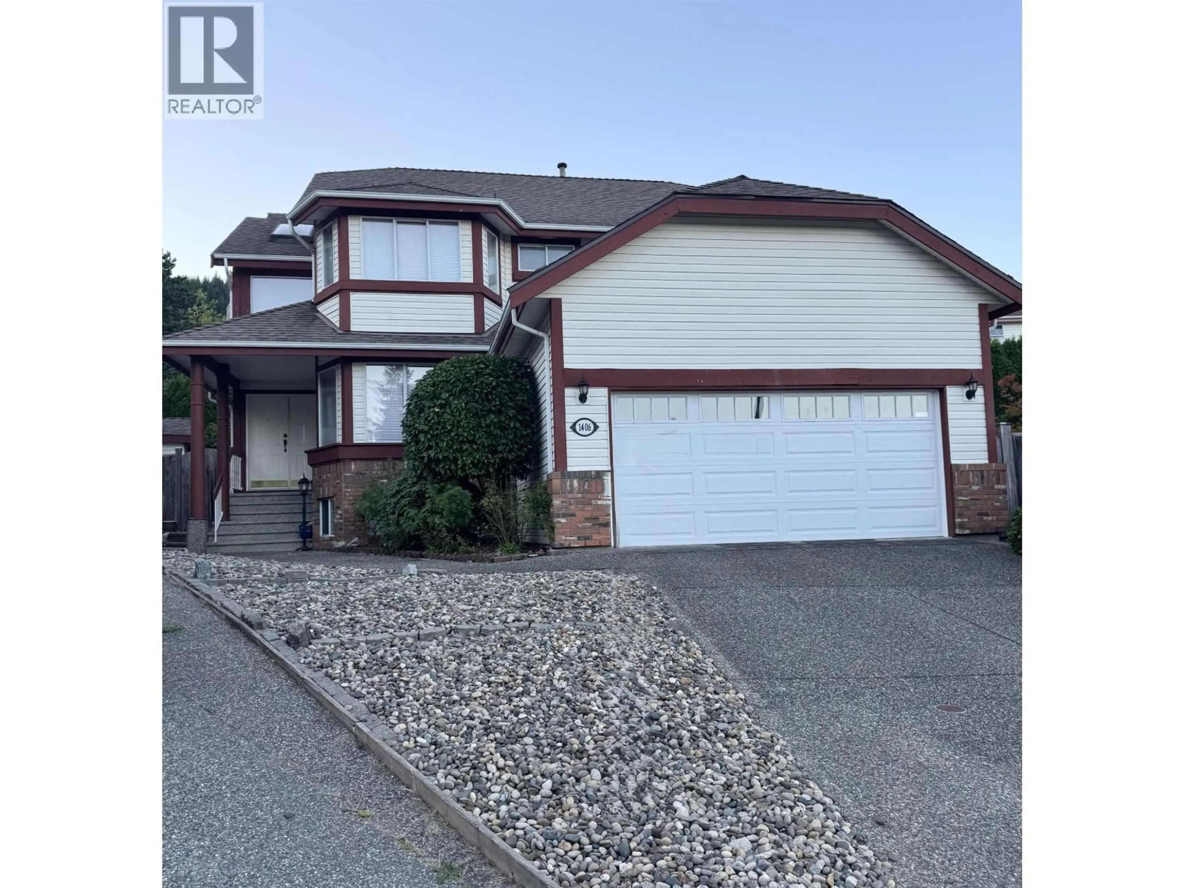 Home with vinyl exterior material, street for 1406 VISTAVIEW COURT, Coquitlam British Columbia V3E2P3
