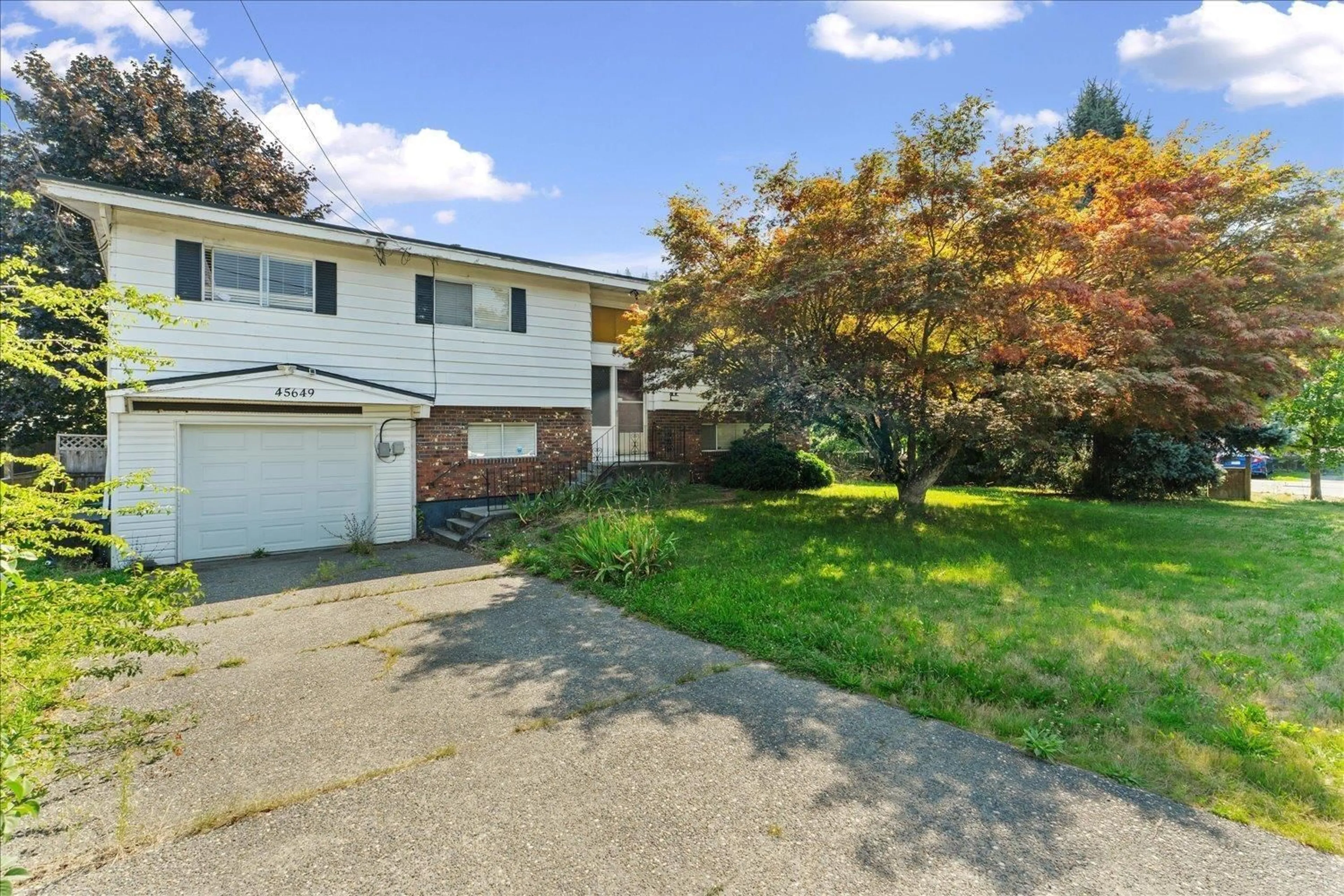 A pic from outside/outdoor area/front of a property/back of a property/a pic from drone, street for 45649 LAURA CRESCENT, Chilliwack British Columbia V2R3M7