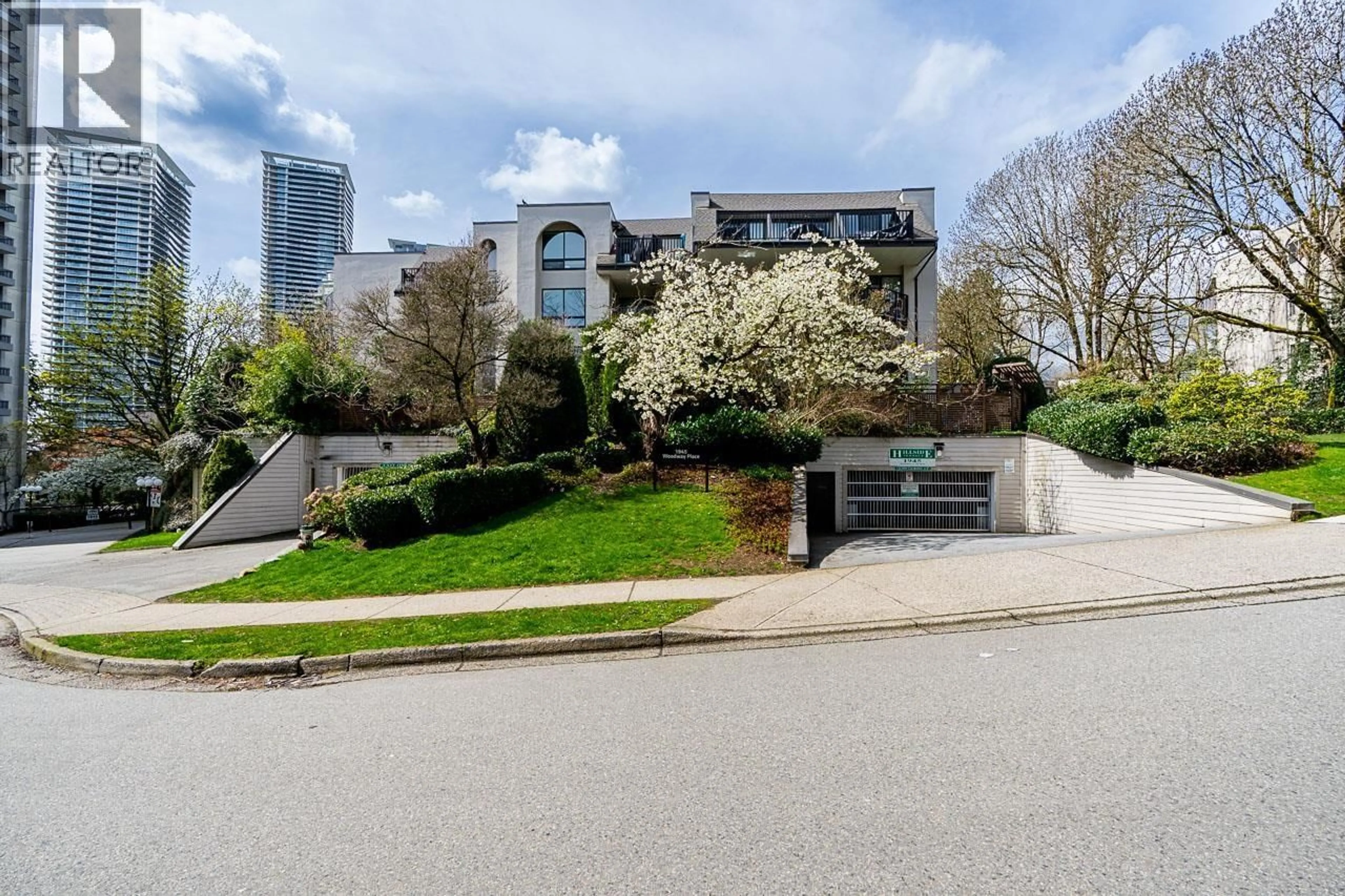 Unknown for 402 - 1945 WOODWAY PLACE, Burnaby British Columbia V5B4S4