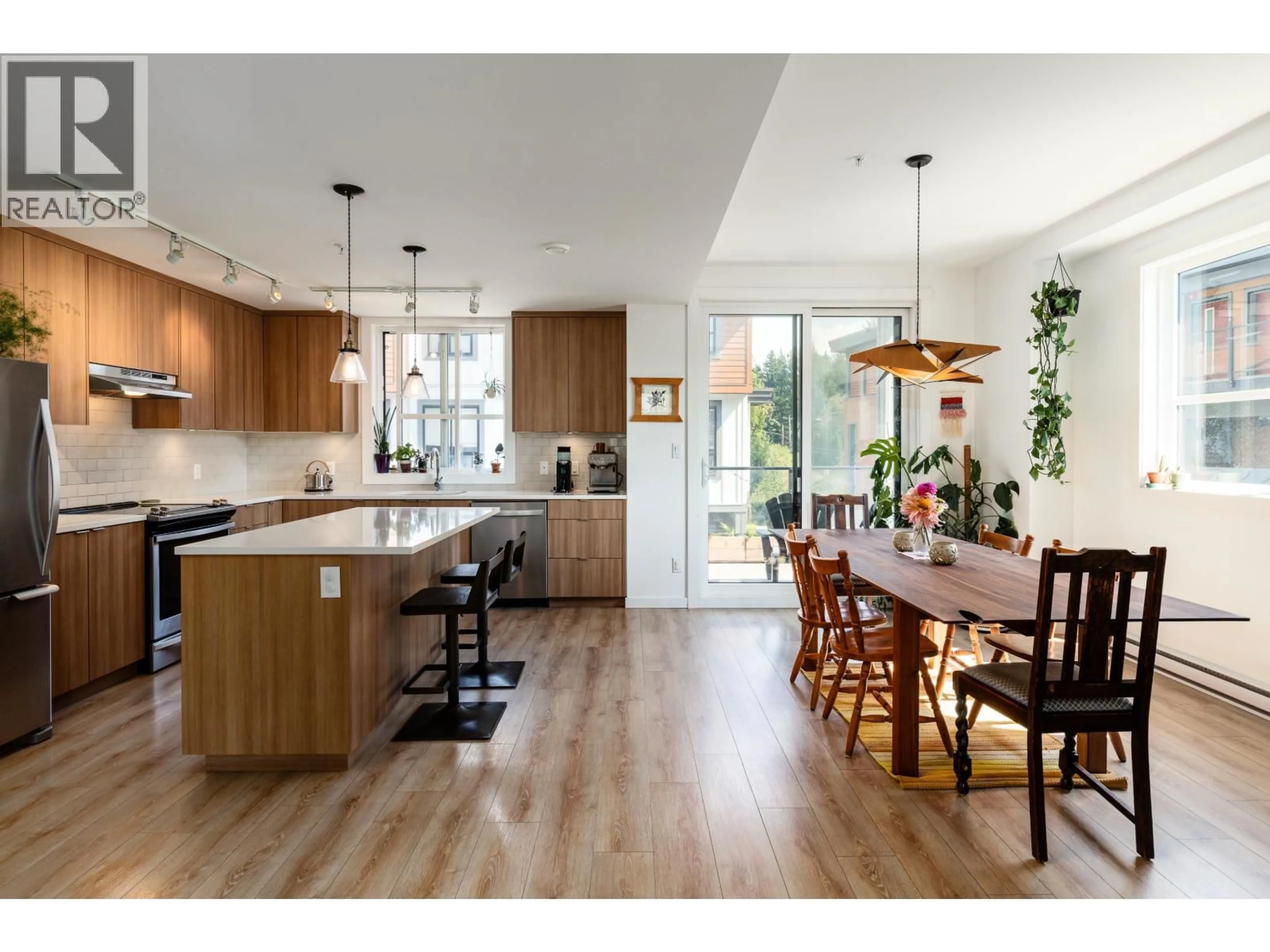 Open concept kitchen, wood/laminate floor for 37 - 39769 GOVERNMENT ROAD, Squamish British Columbia V8B0Z1