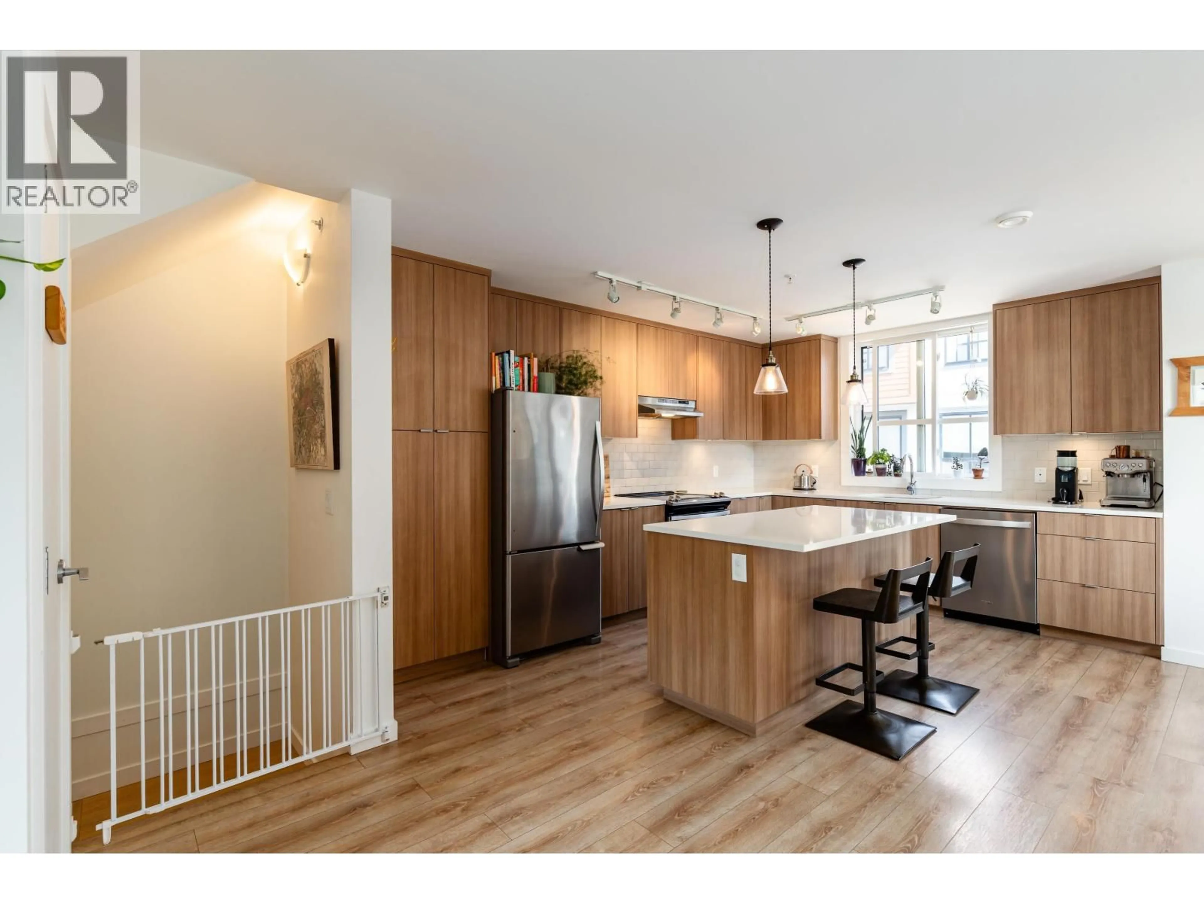 Open concept kitchen, wood/laminate floor for 37 - 39769 GOVERNMENT ROAD, Squamish British Columbia V8B0Z1