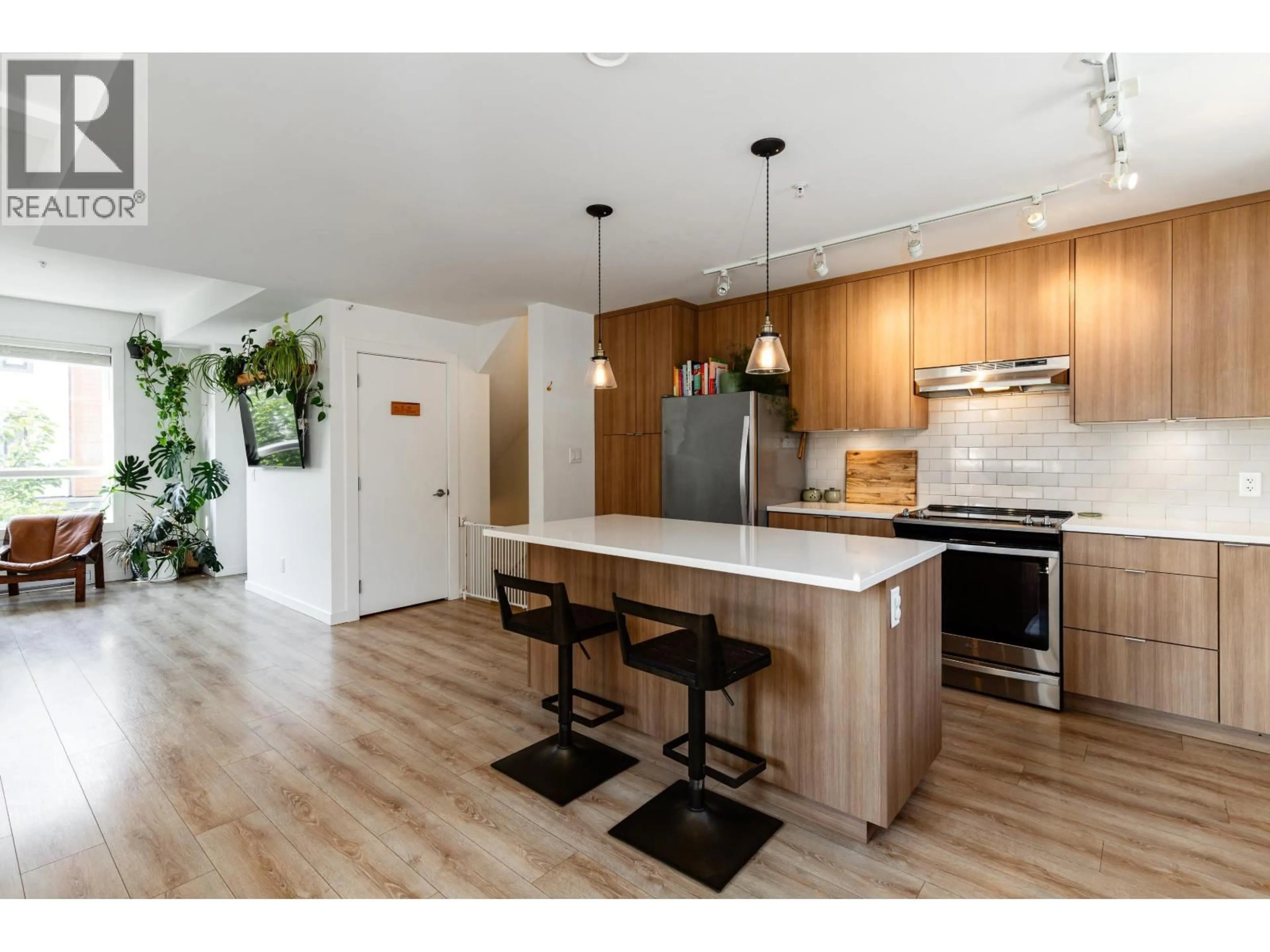 Open concept kitchen, wood/laminate floor for 37 - 39769 GOVERNMENT ROAD, Squamish British Columbia V8B0Z1
