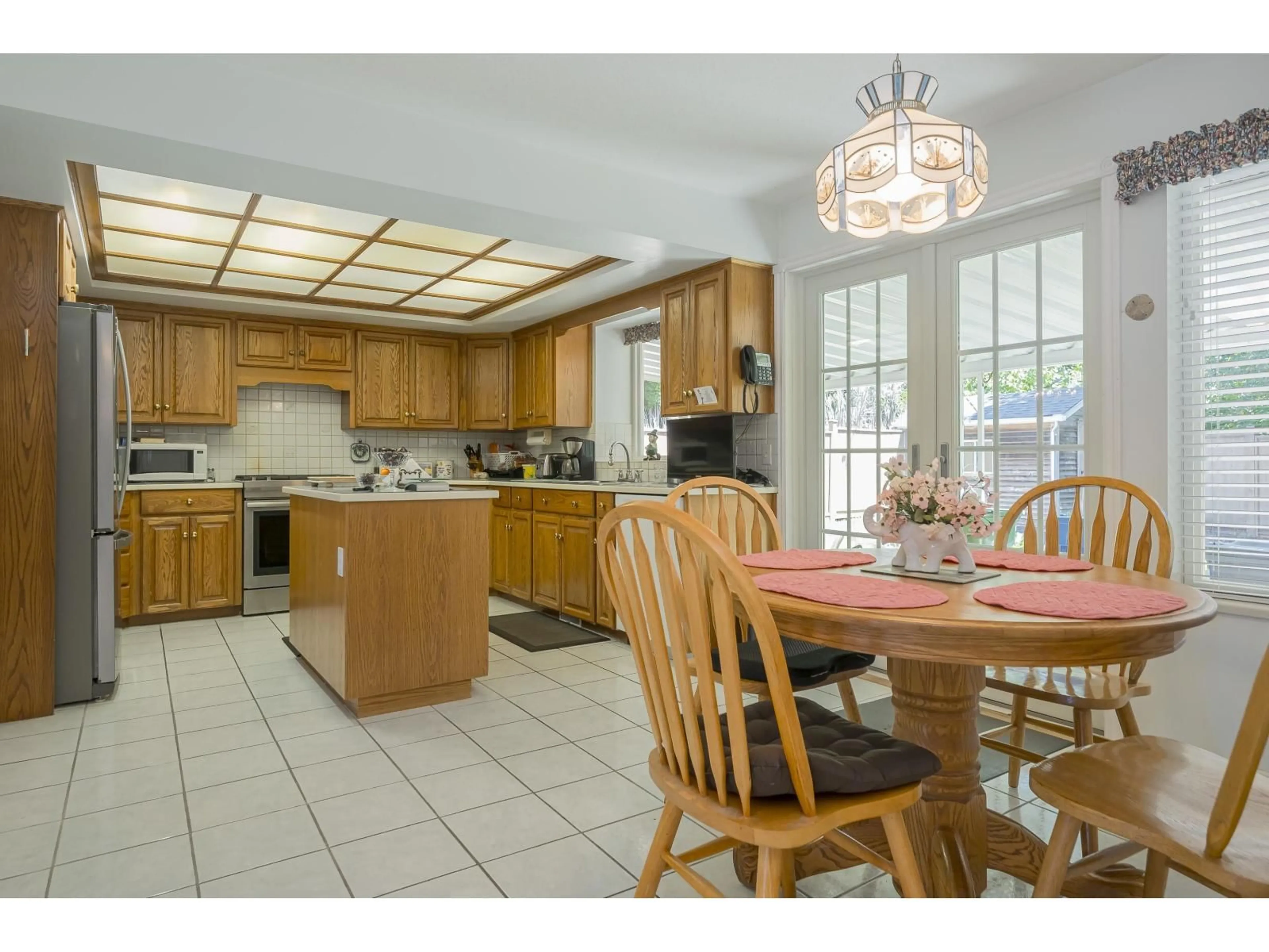 Open concept kitchen, ceramic/tile floor for 2971 SOUTHERN, Abbotsford British Columbia V2T5H8