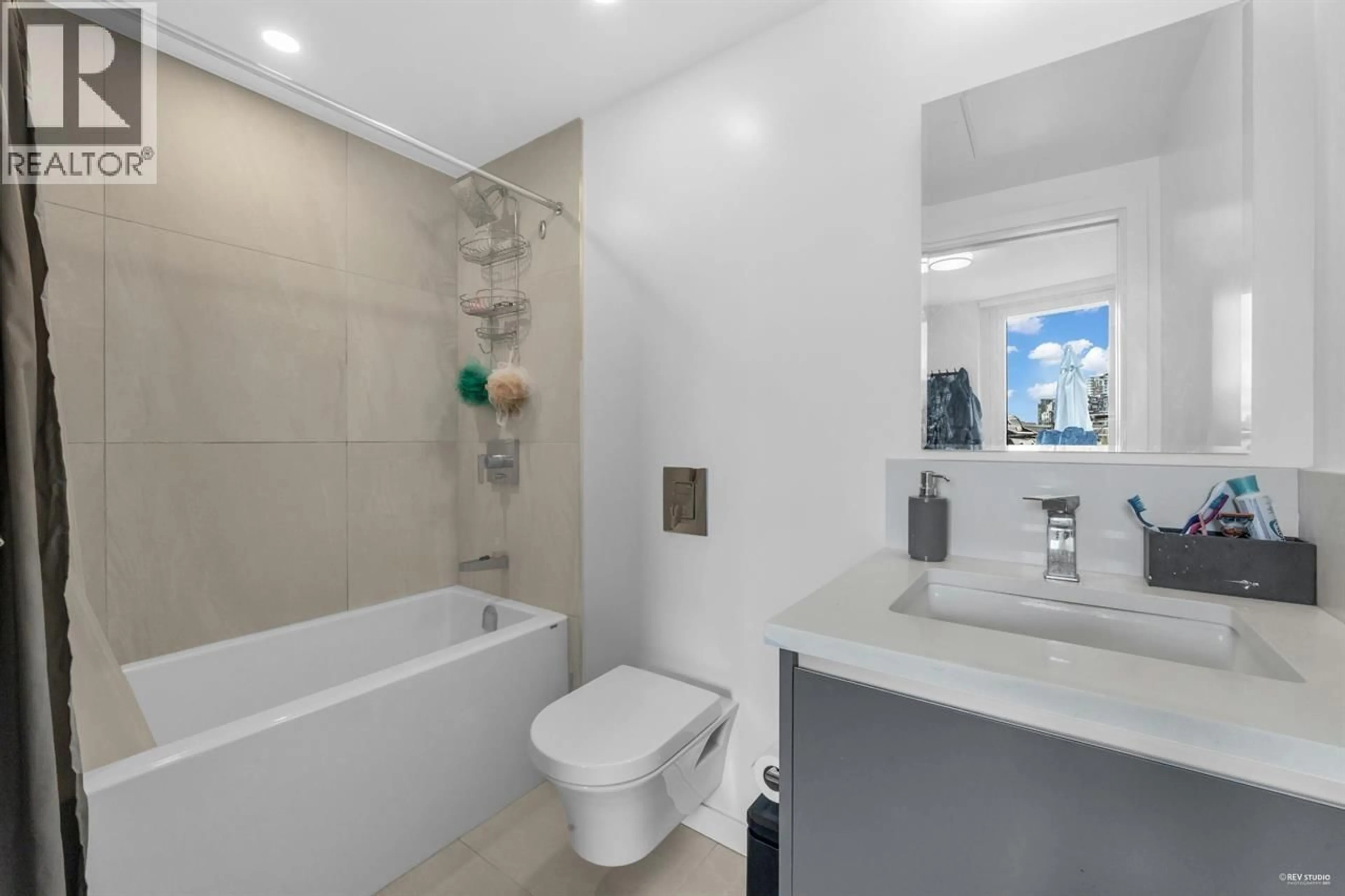 Standard bathroom, ceramic/tile floor for 1015 - 180 2ND AVENUE, Vancouver British Columbia V5T0K4