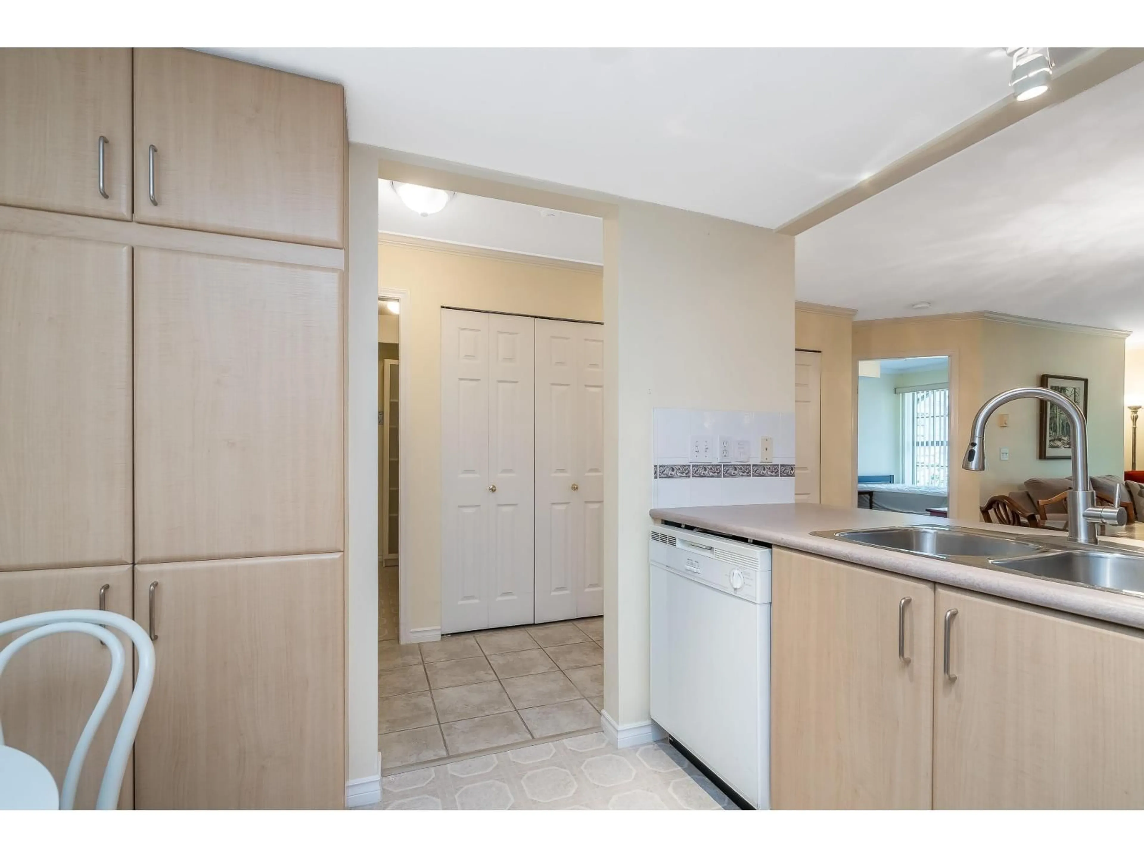 Standard kitchen, unknown for 303 - 15325 17, Surrey British Columbia V4A1T8