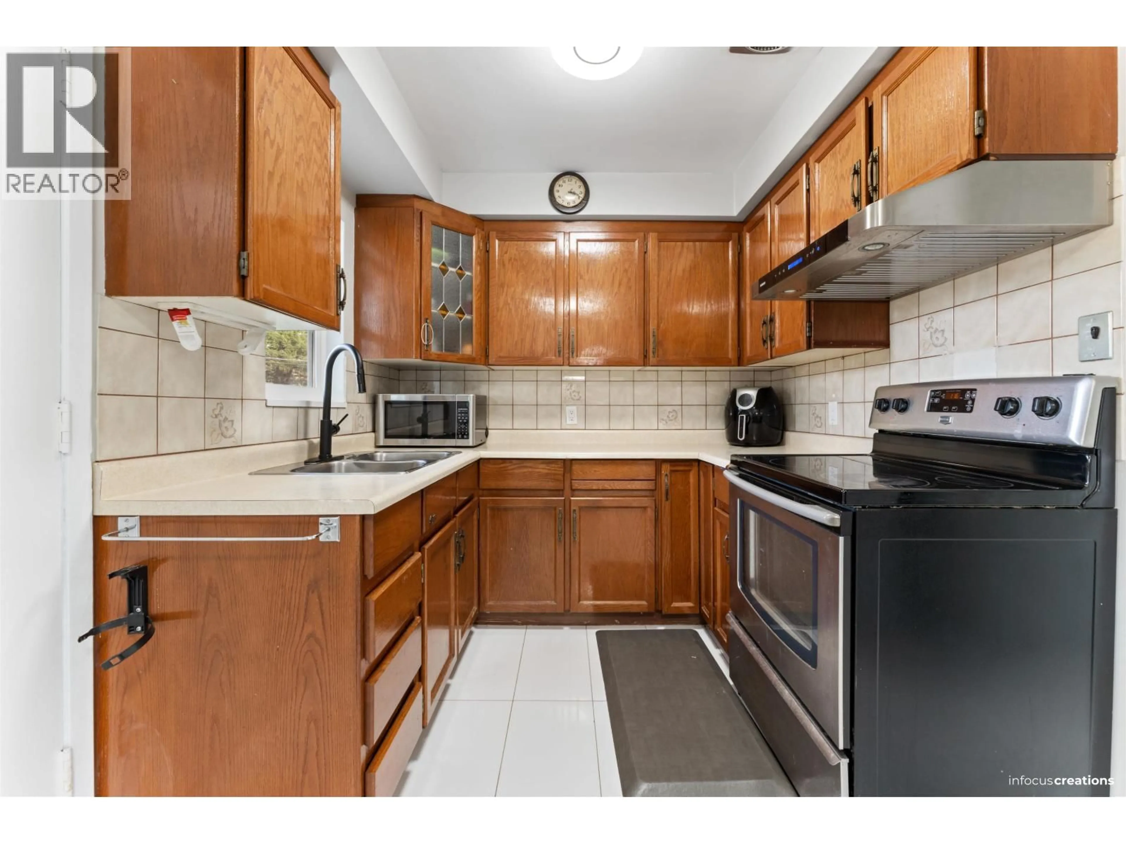 Standard kitchen, ceramic/tile floor for 21957 ACADIA STREET, Maple Ridge British Columbia V2X3B7