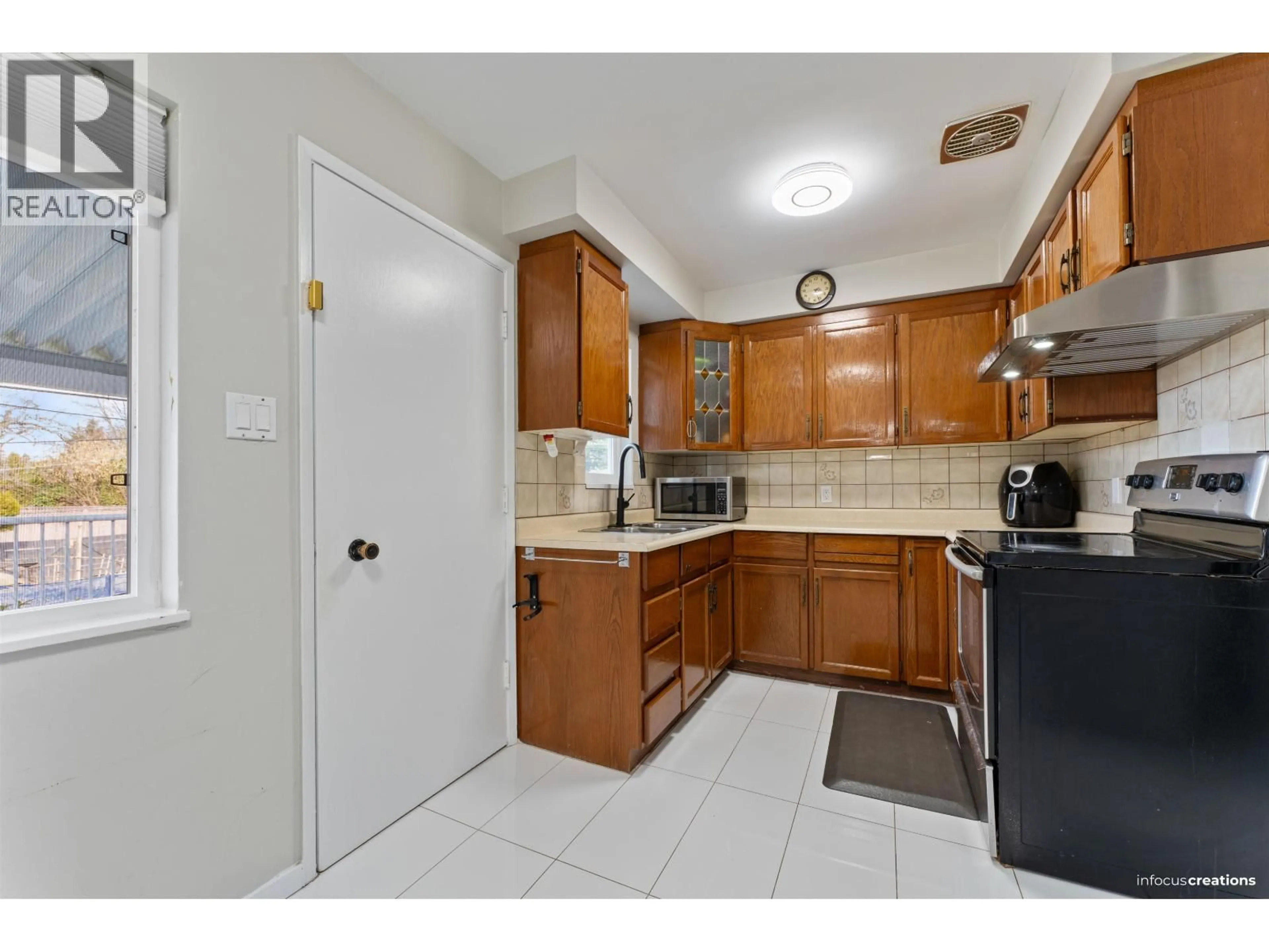 Standard kitchen, ceramic/tile floor for 21957 ACADIA STREET, Maple Ridge British Columbia V2X3B7
