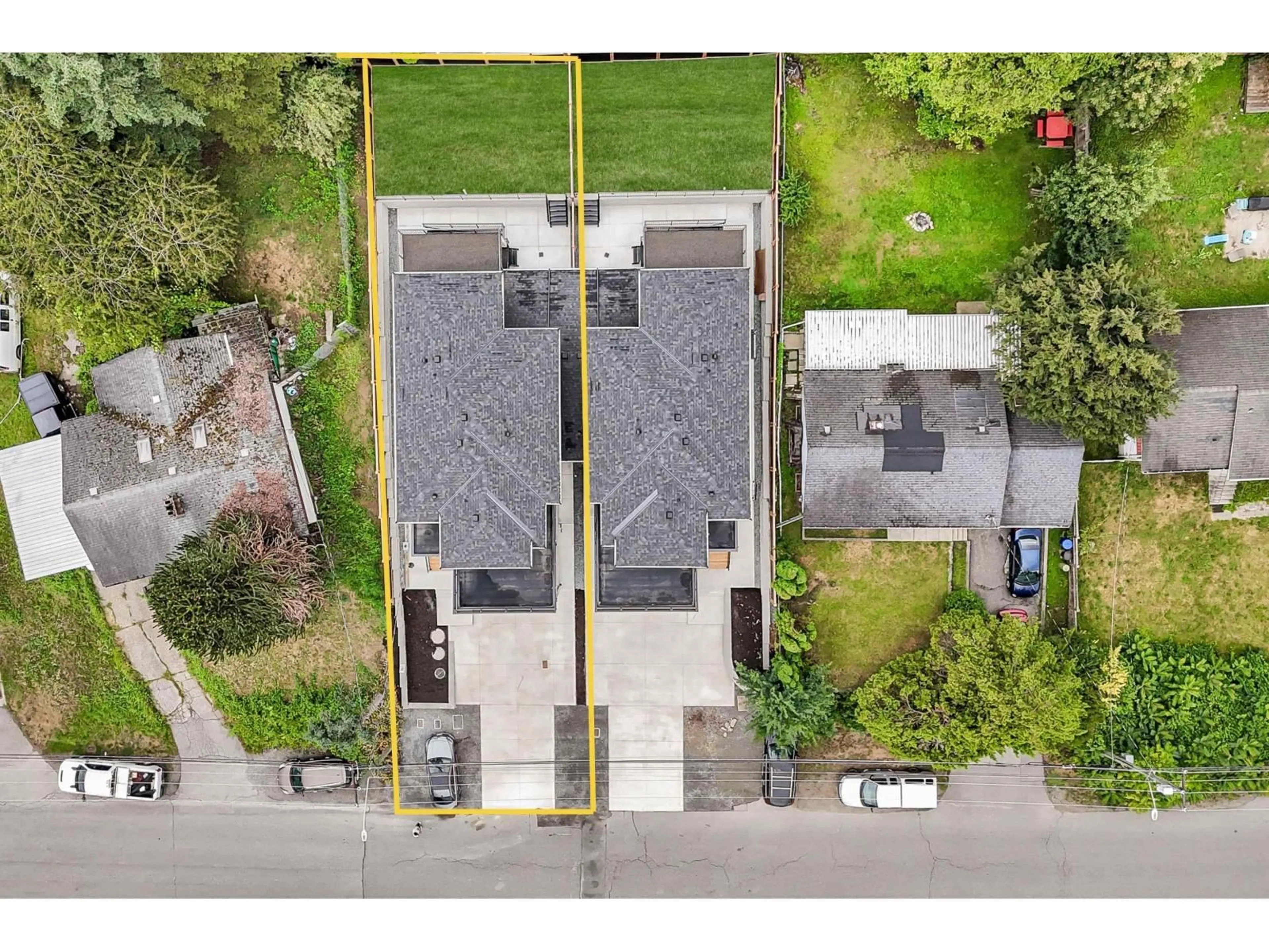 A pic from outside/outdoor area/front of a property/back of a property/a pic from drone, street for A - 32729 FRASER, Mission British Columbia V2V1C9