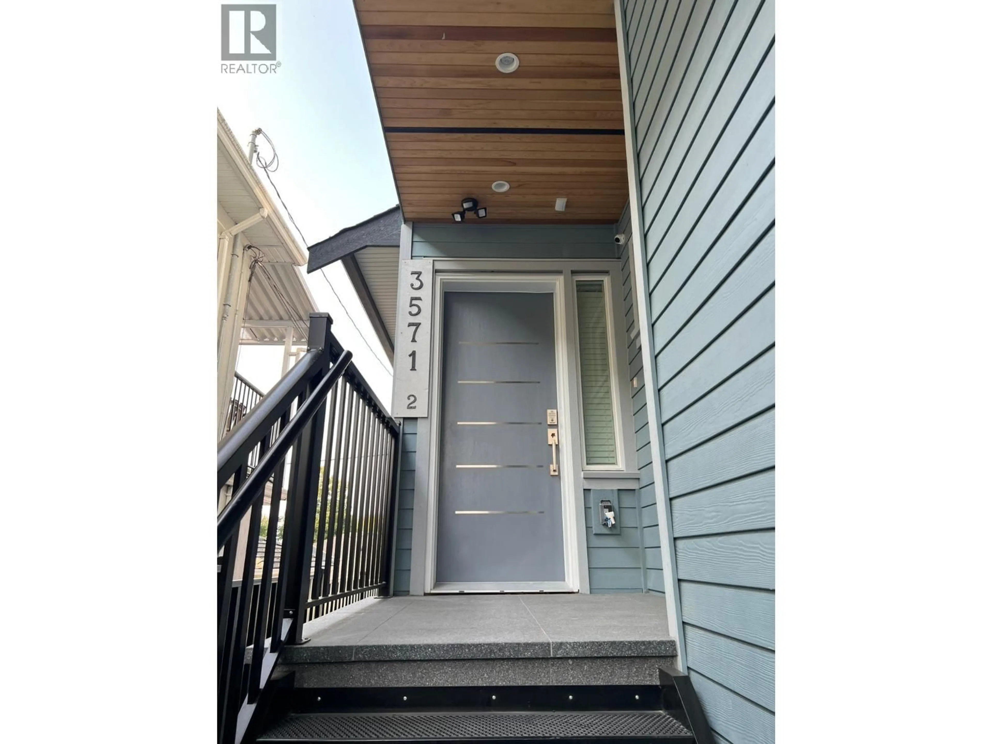 Indoor entryway for 2 - 3571 28TH AVENUE, Vancouver British Columbia V5R1T4