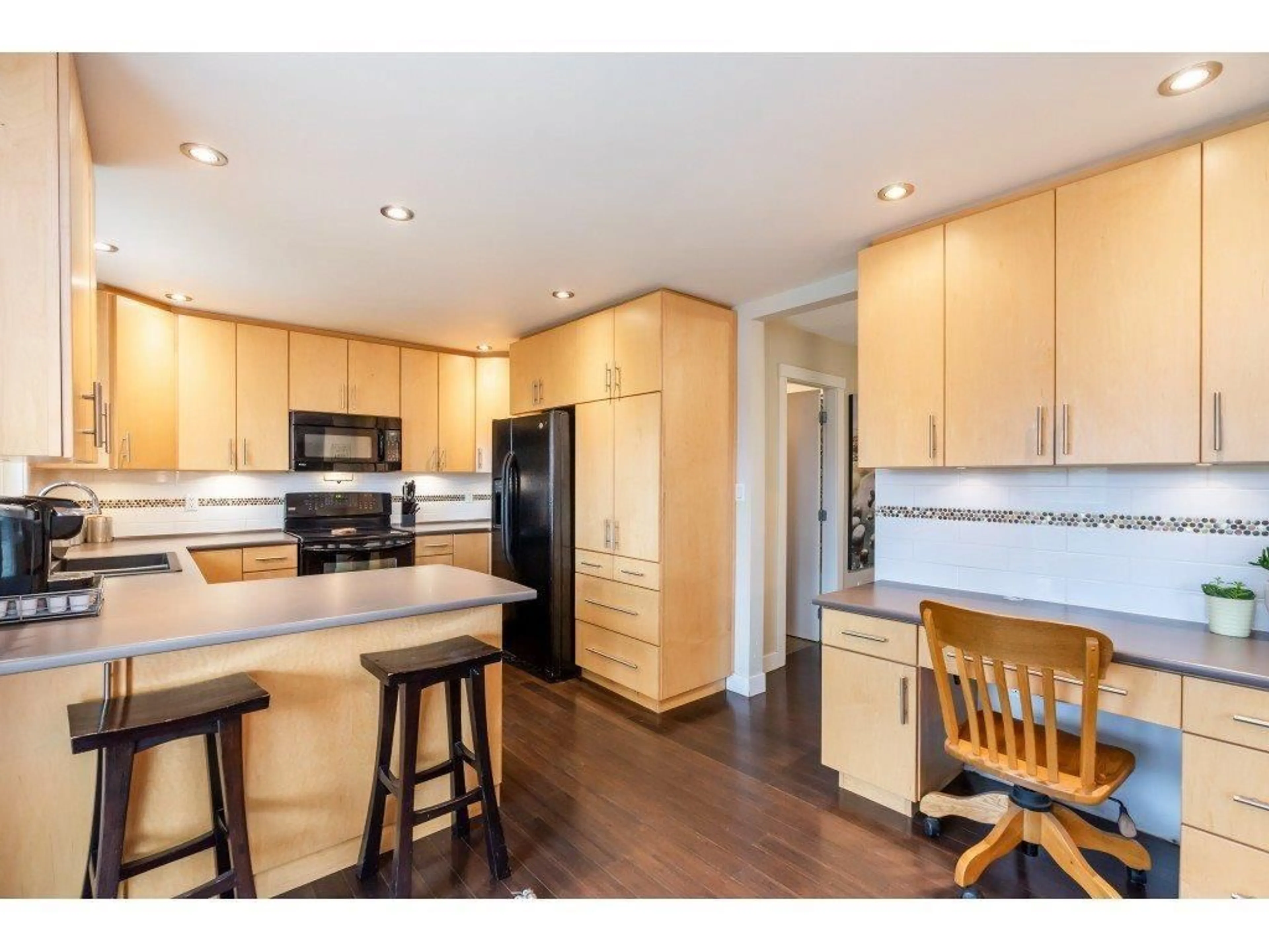 Open concept kitchen, wood/laminate floor for 2277 RAINIER, Abbotsford British Columbia V2T3E6