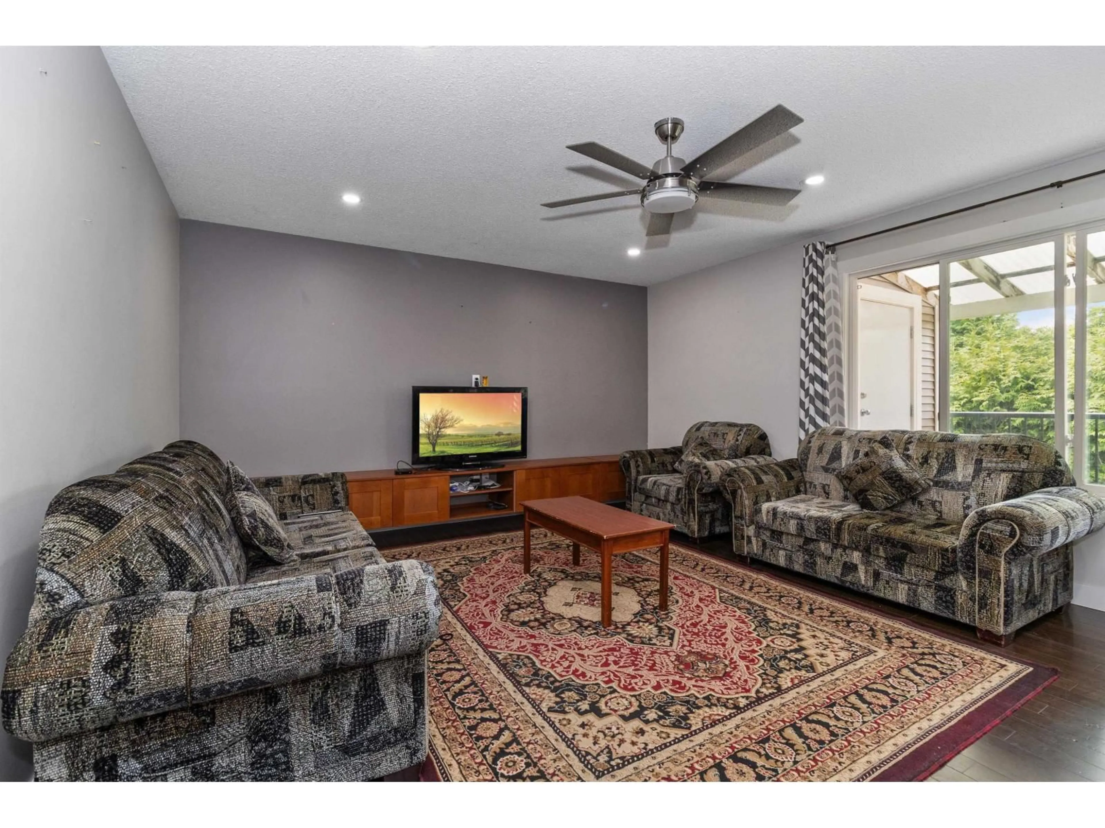Living room with furniture, carpet floor for 2277 RAINIER, Abbotsford British Columbia V2T3E6