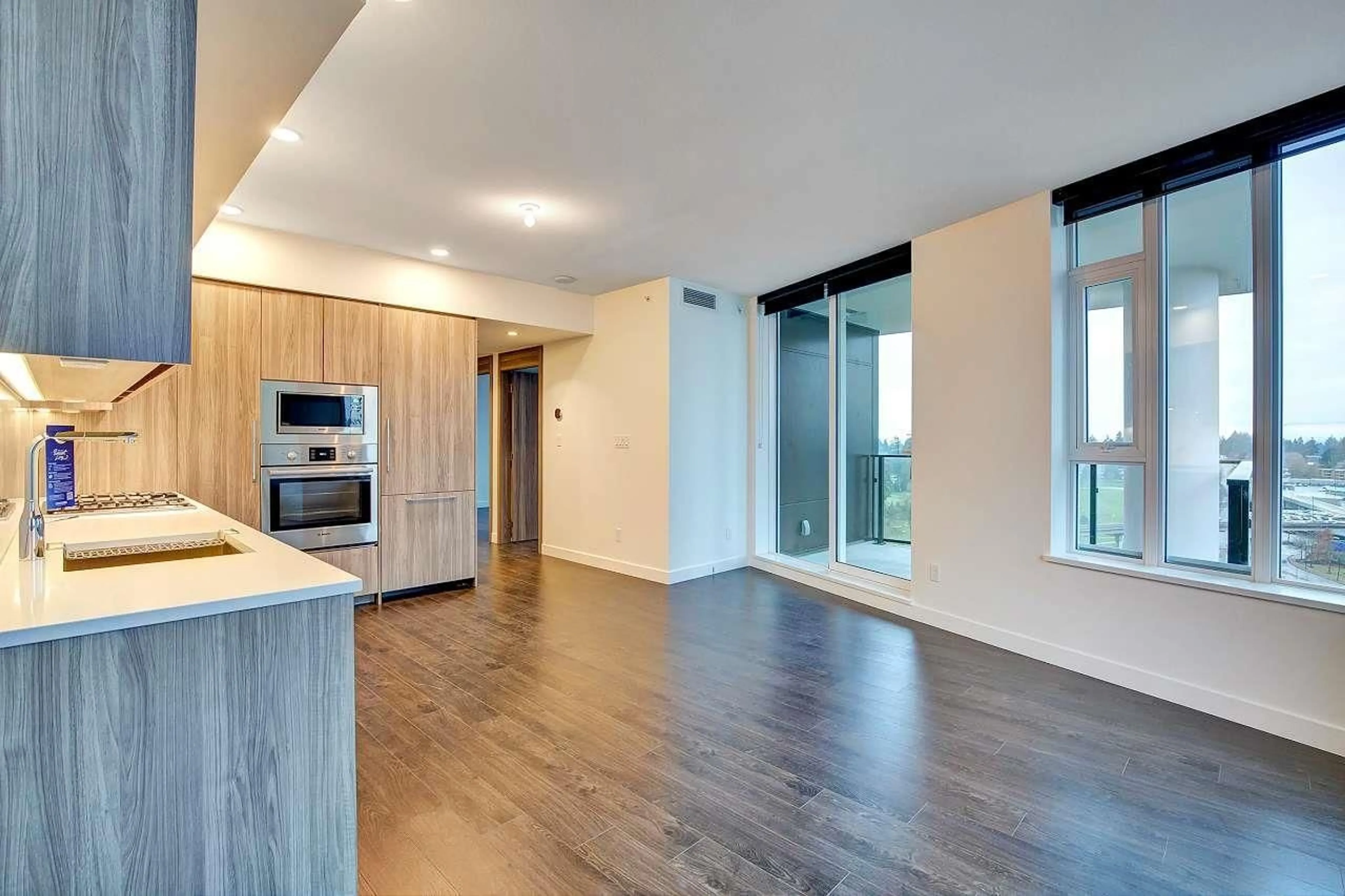 Open concept kitchen, wood/laminate floor for 1604 - 9887 WHALLEY, Surrey British Columbia V3T0P4