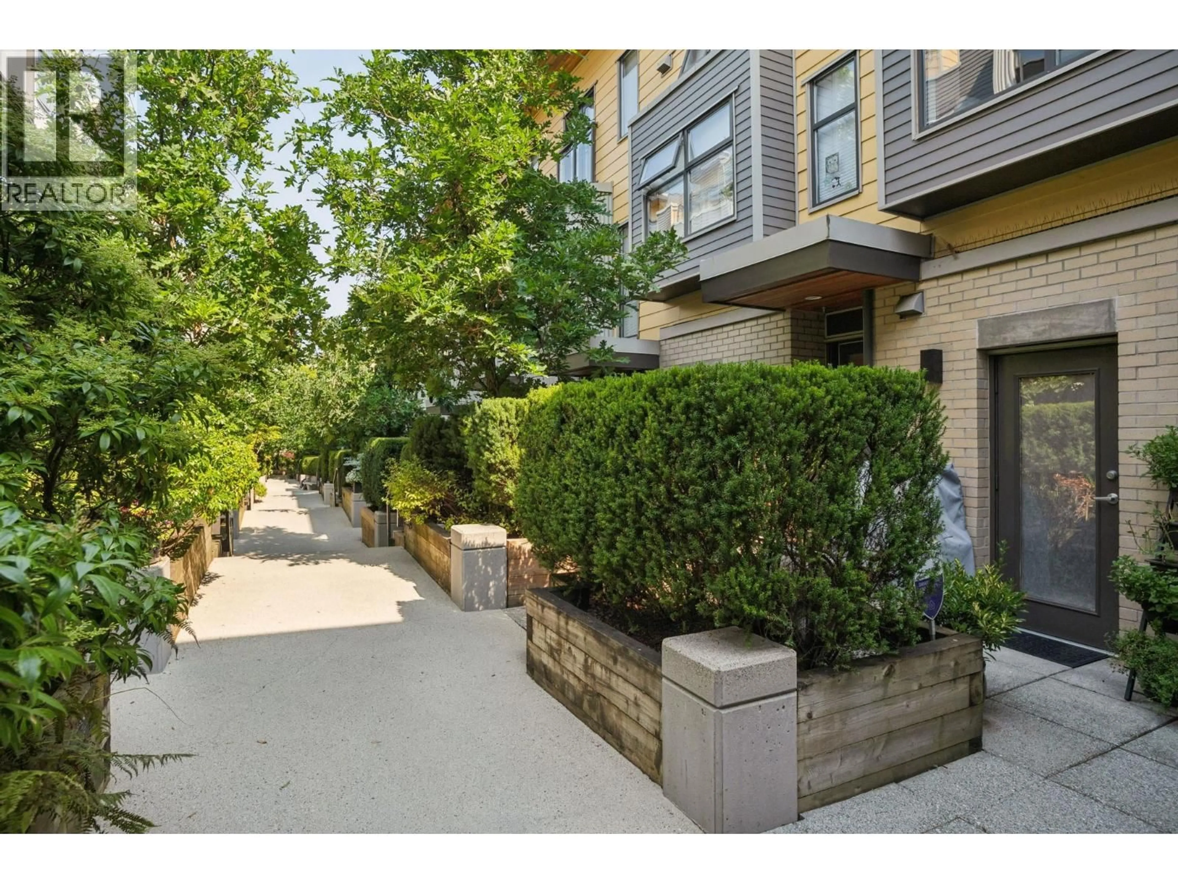 Patio, street for 3792 COMMERCIAL STREET, Vancouver British Columbia V5N4G2