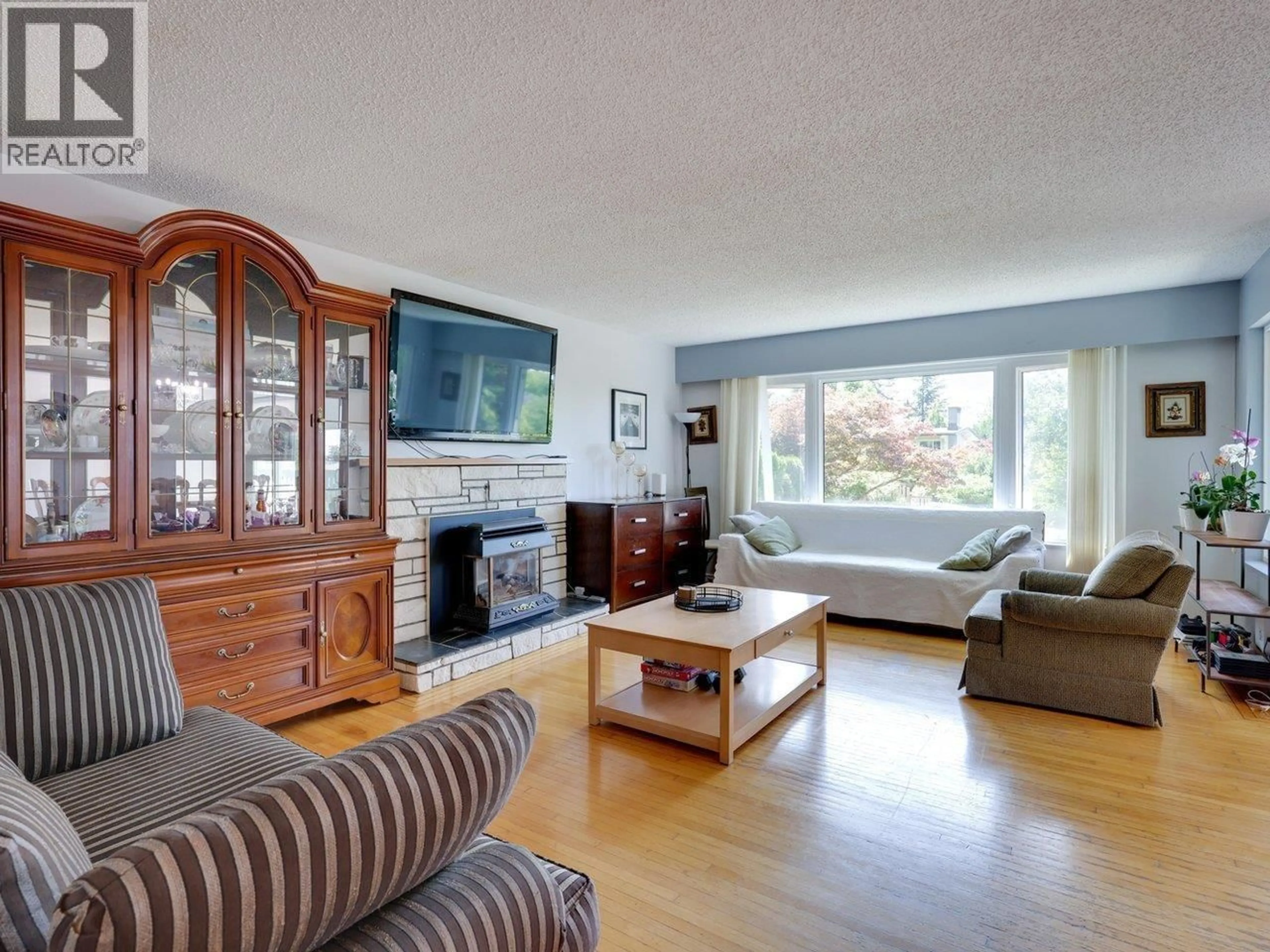 Living room with furniture, wood/laminate floor for 408 18TH STREET, North Vancouver British Columbia V7L2Y2