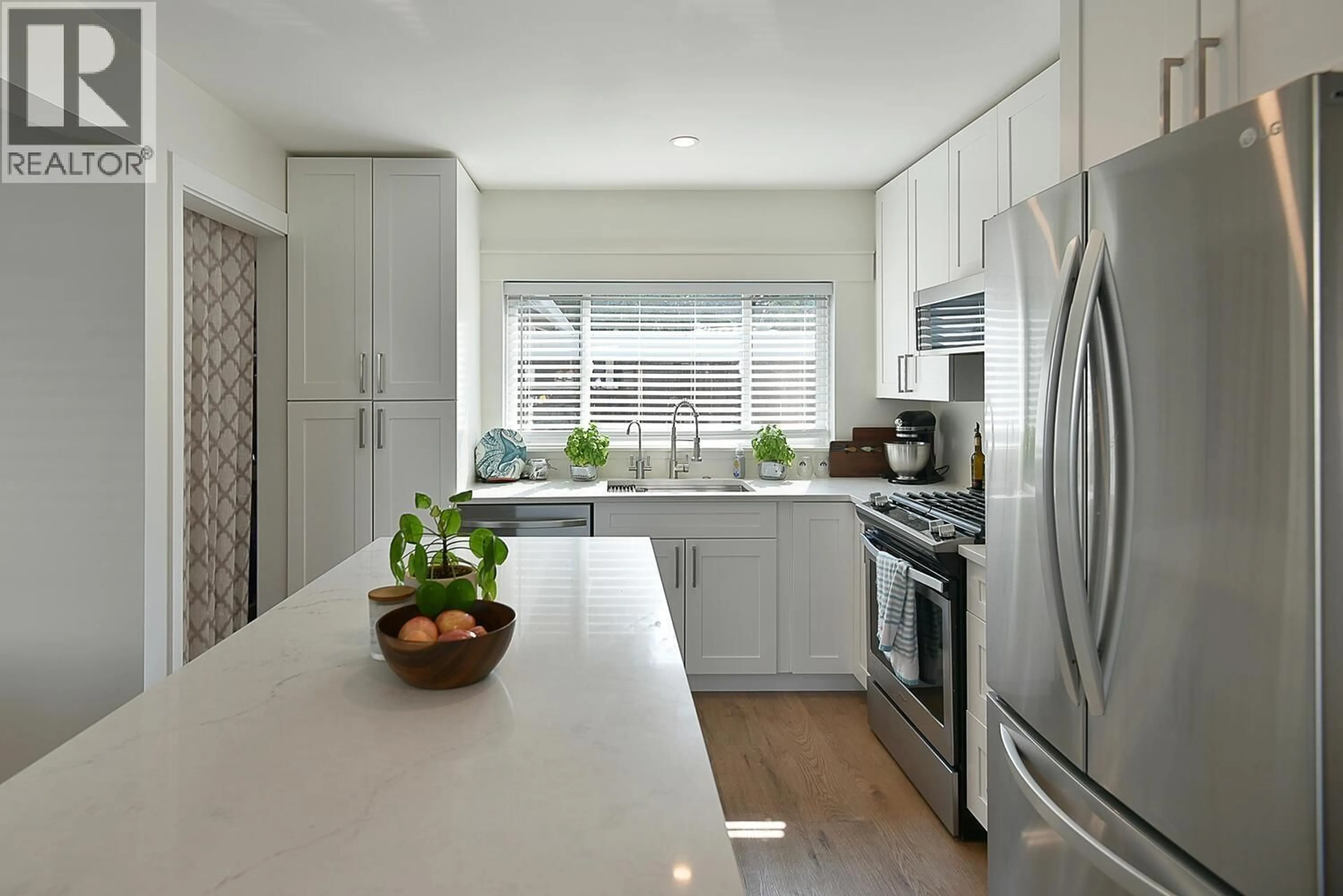 Contemporary kitchen, ceramic/tile floor for 681 FAIRMONT ROAD, Gibsons British Columbia V0N1V9