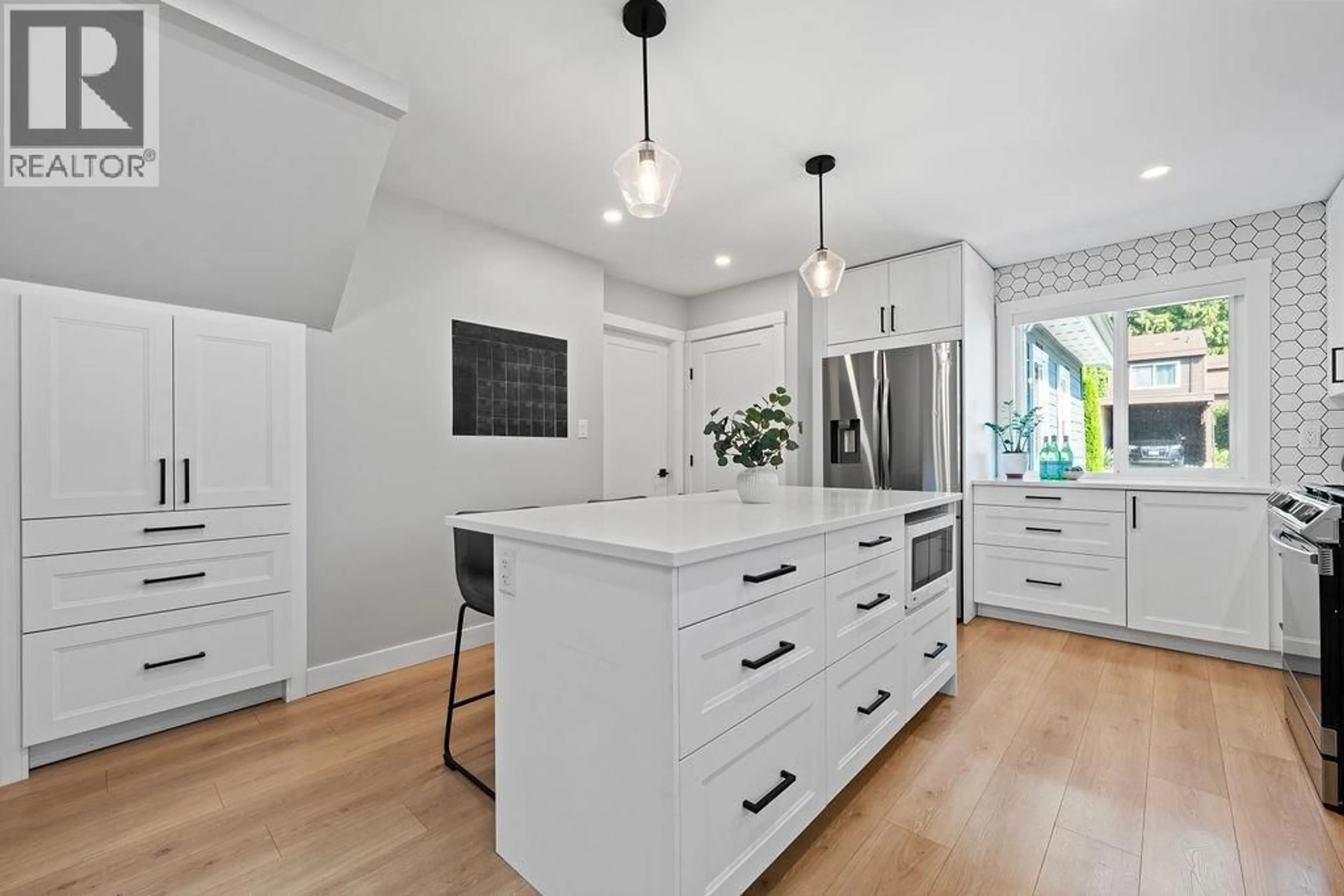 Contemporary kitchen, unknown for 2507 BURIAN DRIVE, Coquitlam British Columbia V3K5W8
