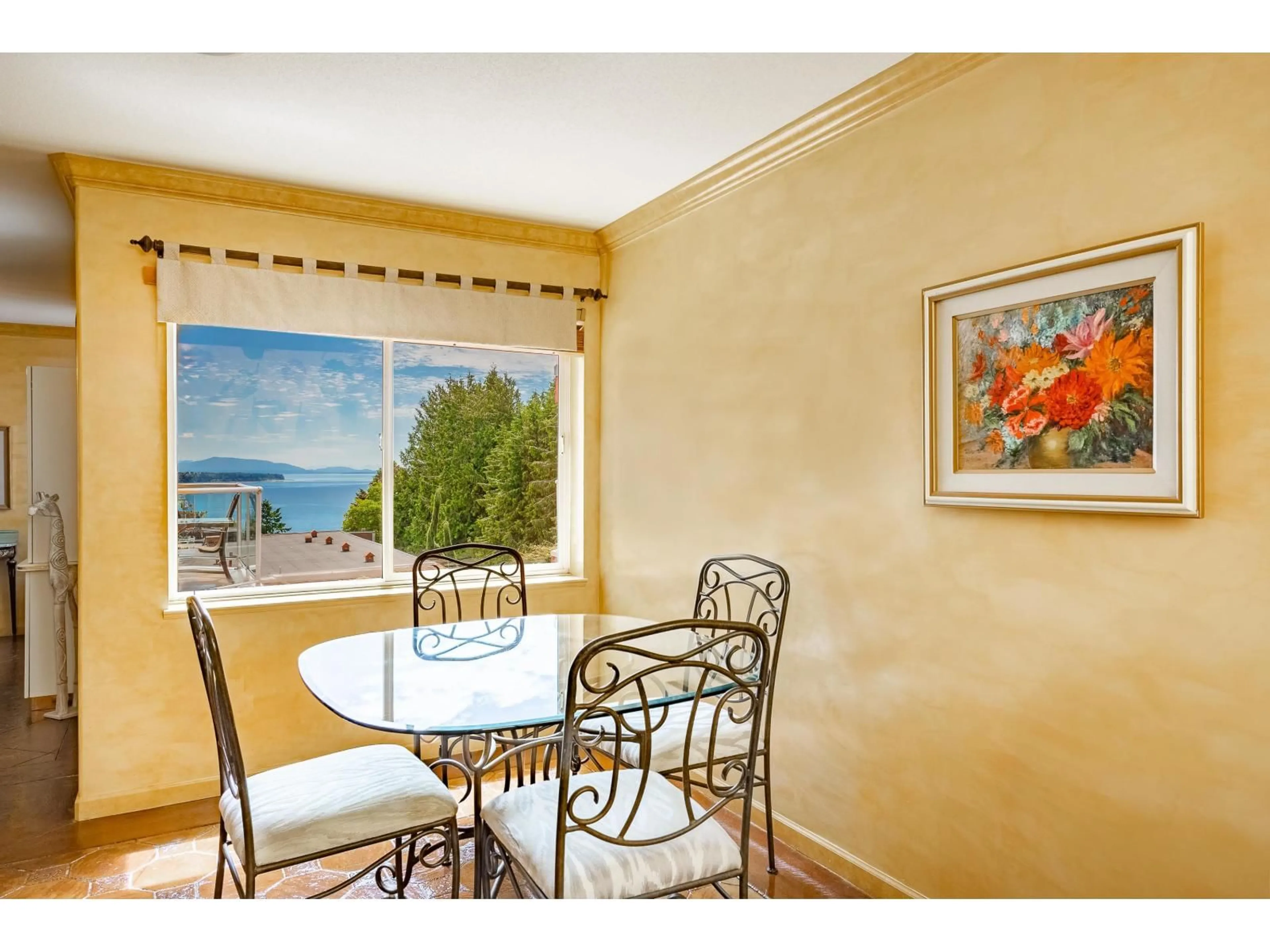 Dining room, ceramic/tile floor for 104 - 14934 THRIFT, White Rock British Columbia V4B2J9