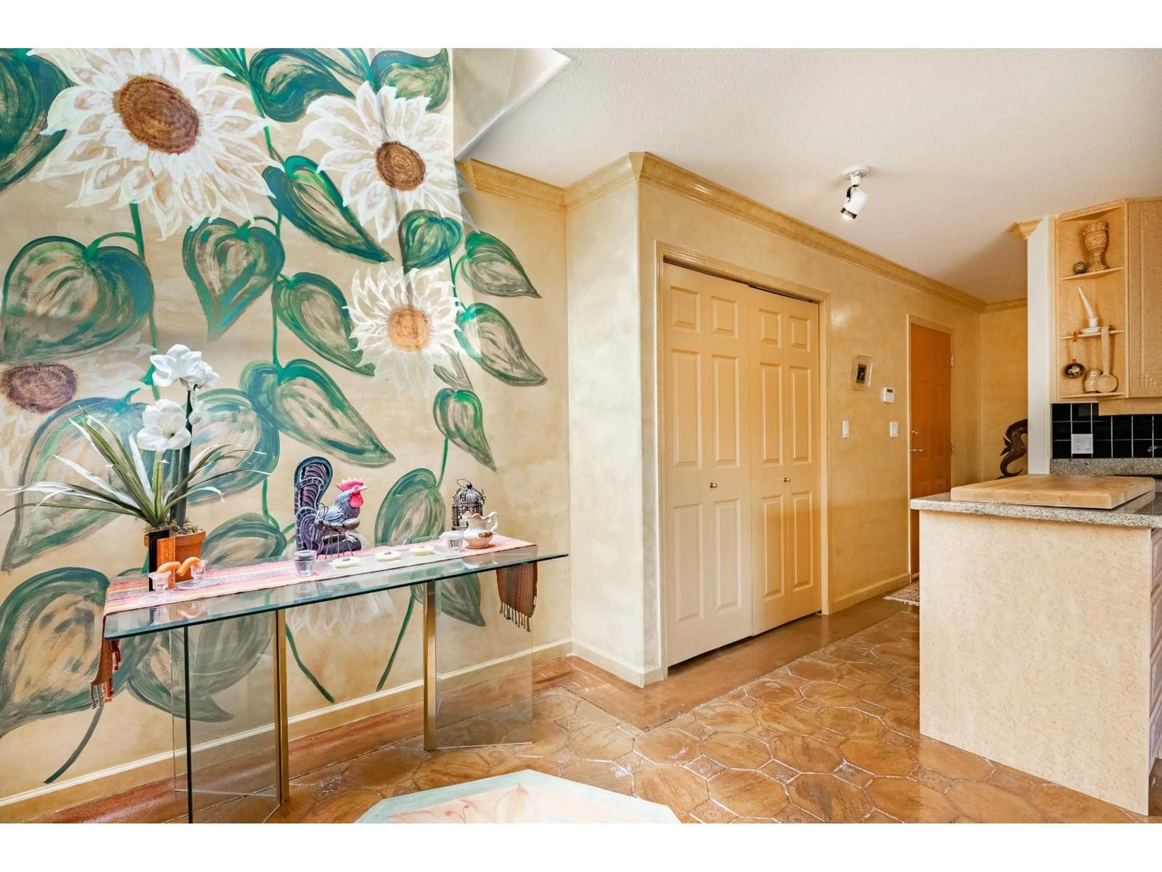 Indoor entryway for 104 - 14934 THRIFT, White Rock British Columbia V4B2J9