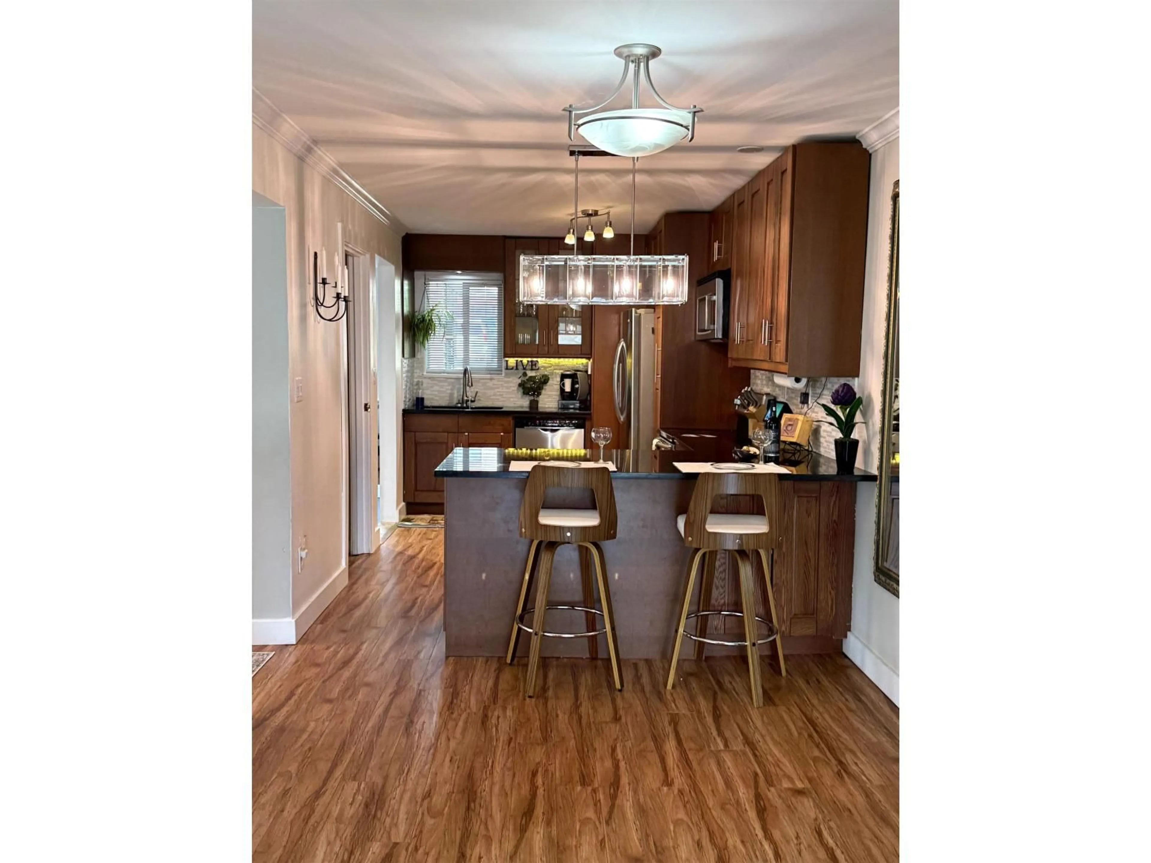 Open concept kitchen, wood/laminate floor for 118 SPRINGFIELD, Langley British Columbia V4W3K8