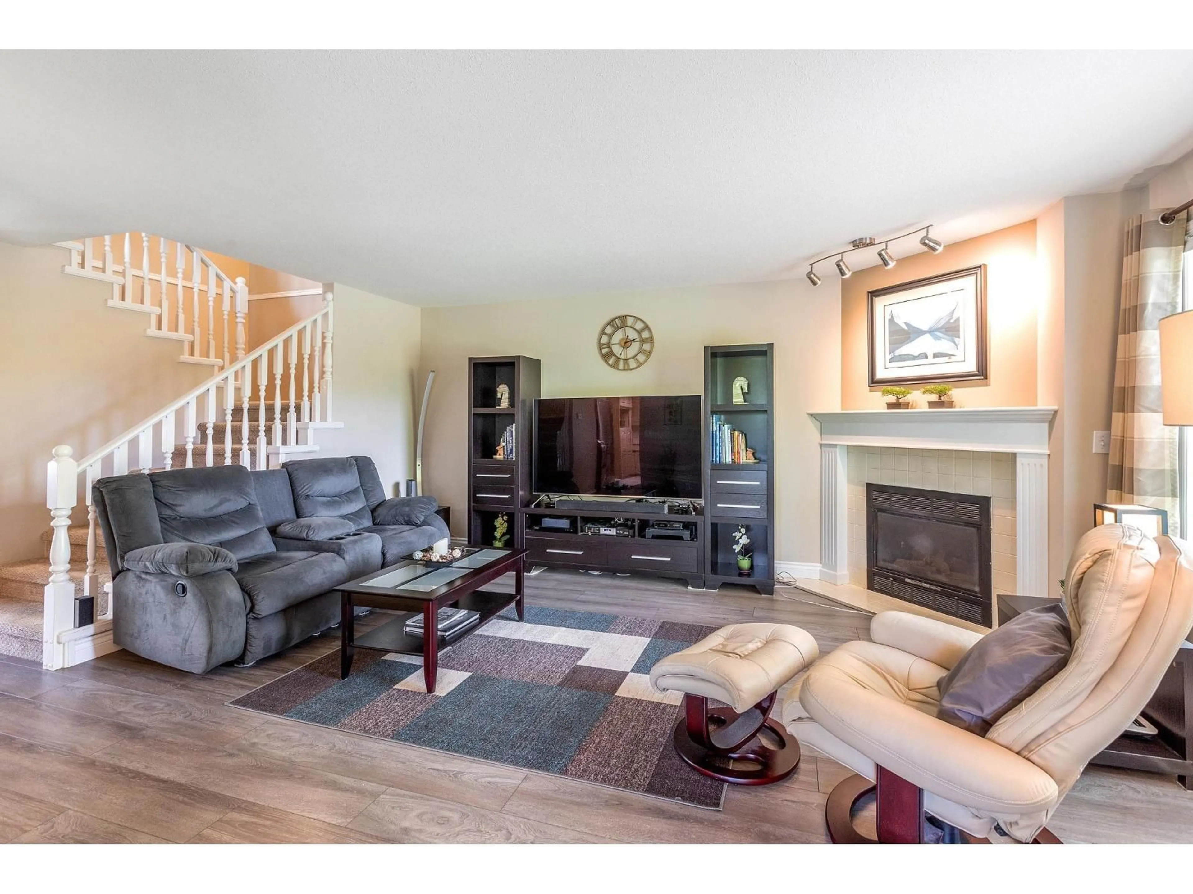 Living room with furniture, wood/laminate floor for 13 - 16363 85, Surrey British Columbia V4N3K1