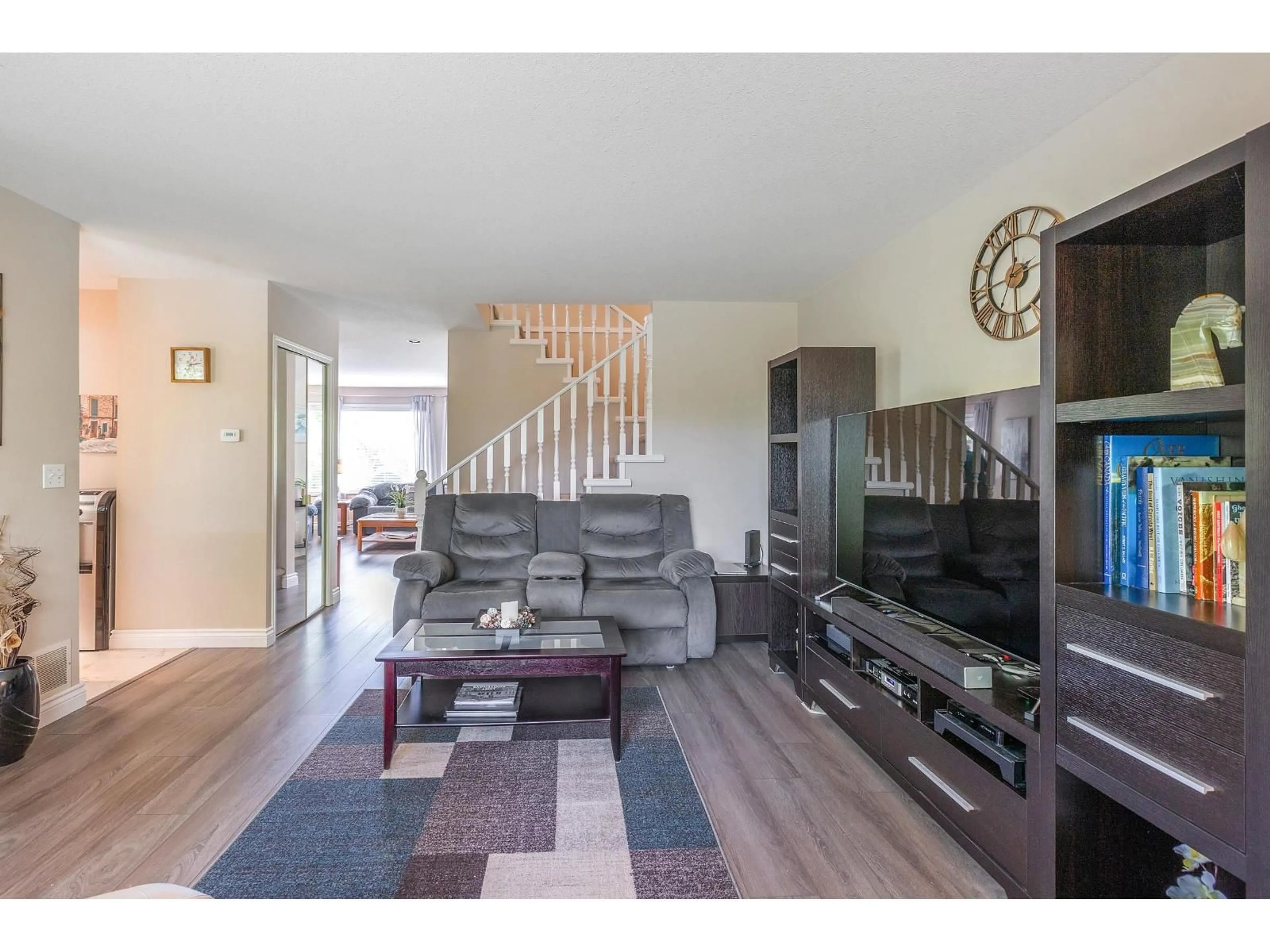 Living room with furniture, wood/laminate floor for 13 - 16363 85, Surrey British Columbia V4N3K1