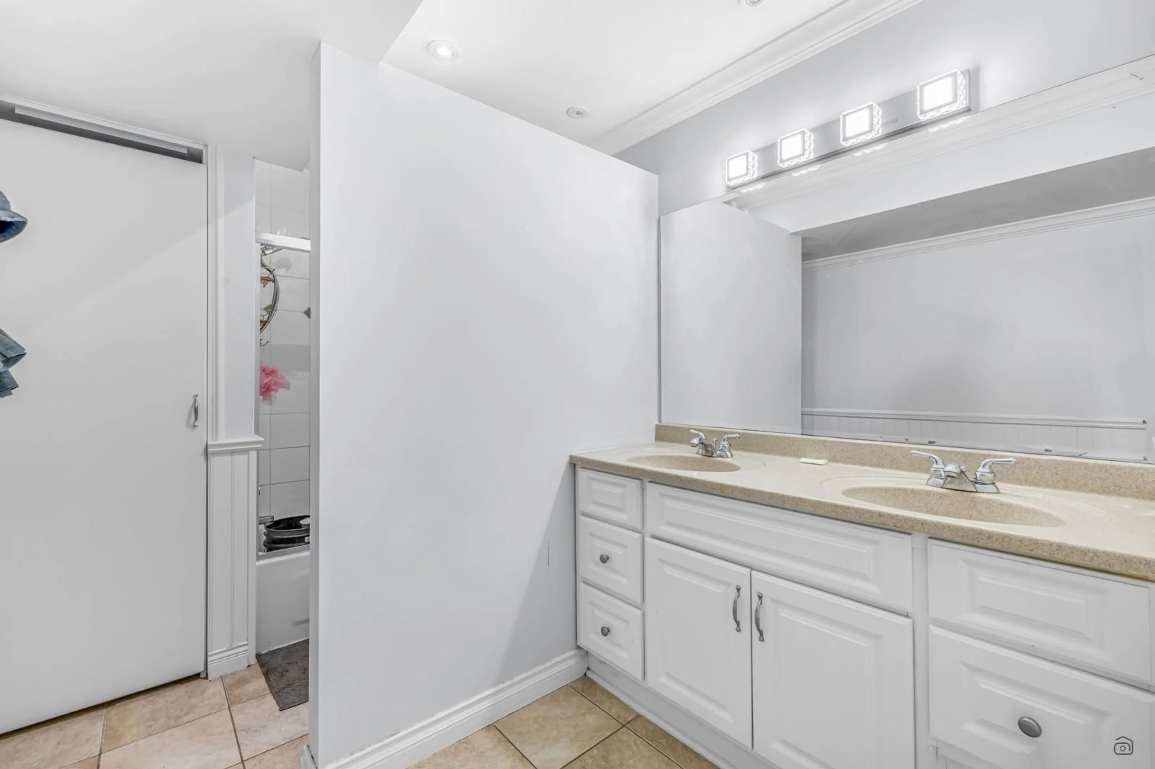 Standard bathroom, ceramic/tile floor for 15039 69, Surrey British Columbia V3S0X1