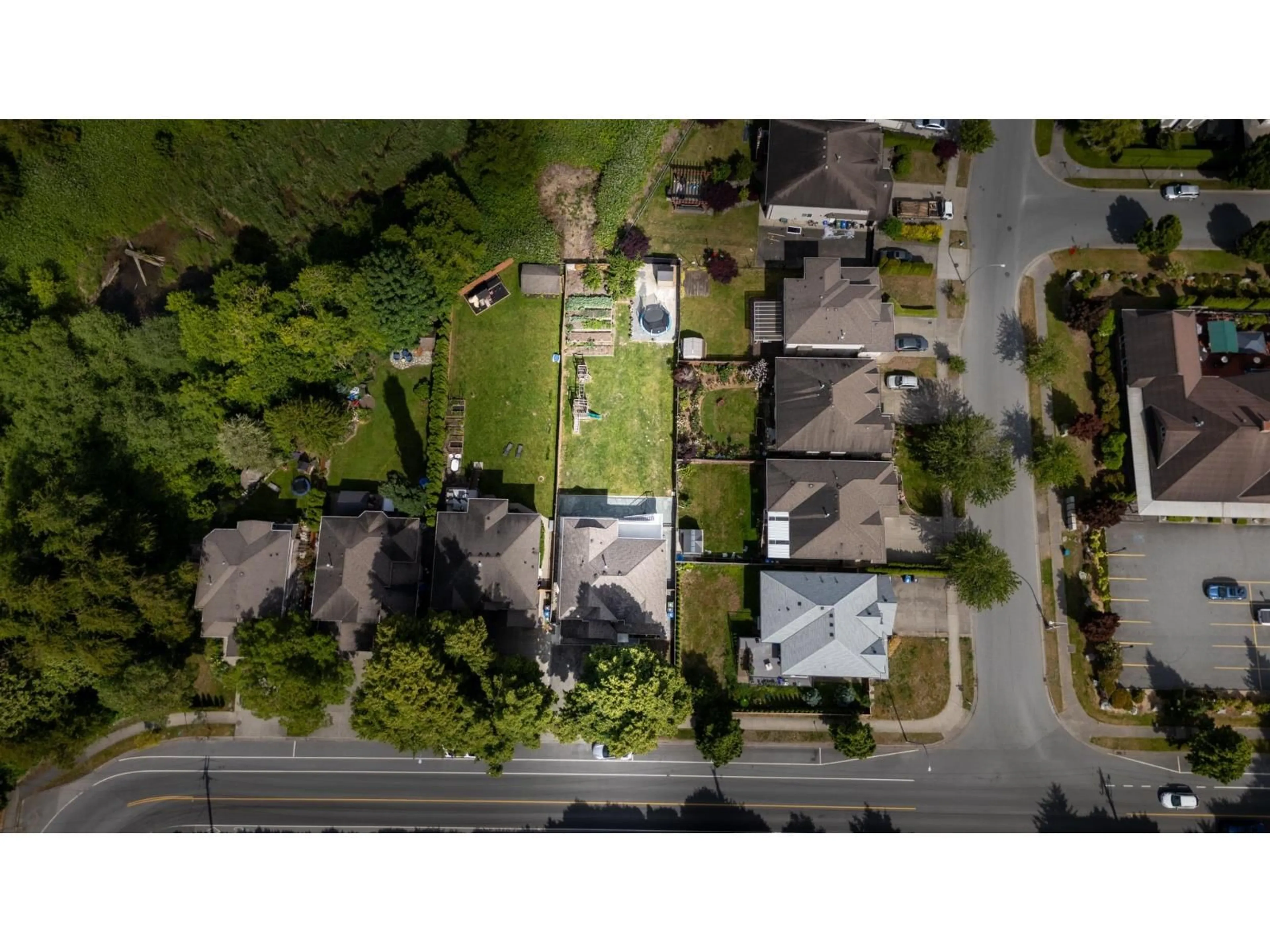 A pic from outside/outdoor area/front of a property/back of a property/a pic from drone, street for 3162 STATION, Abbotsford British Columbia V4X2S8