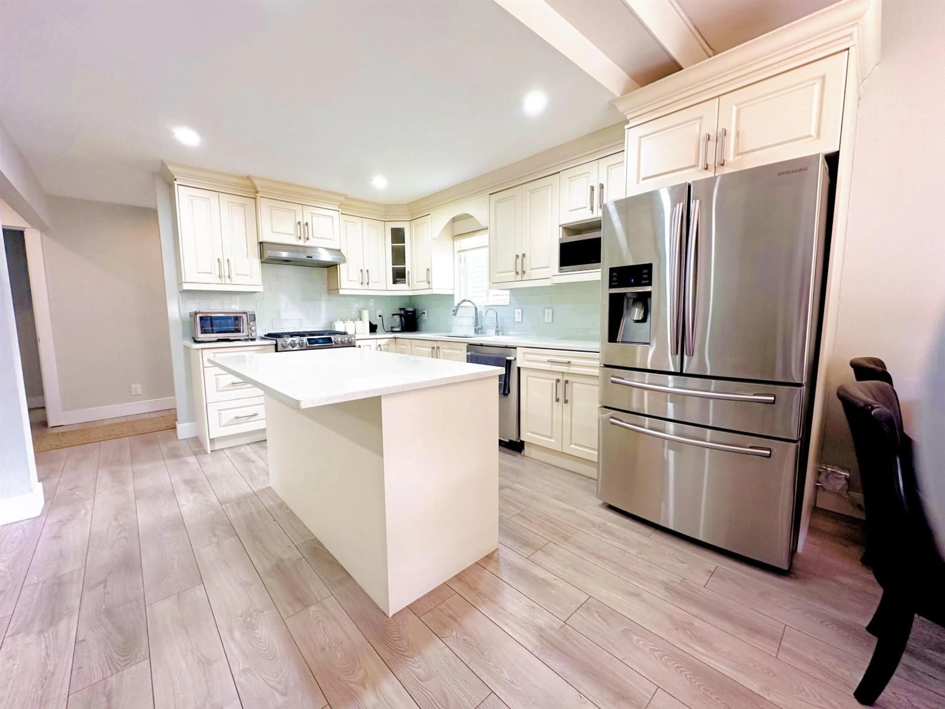 Open concept kitchen, unknown for 12960 74, Surrey British Columbia V3W7J8