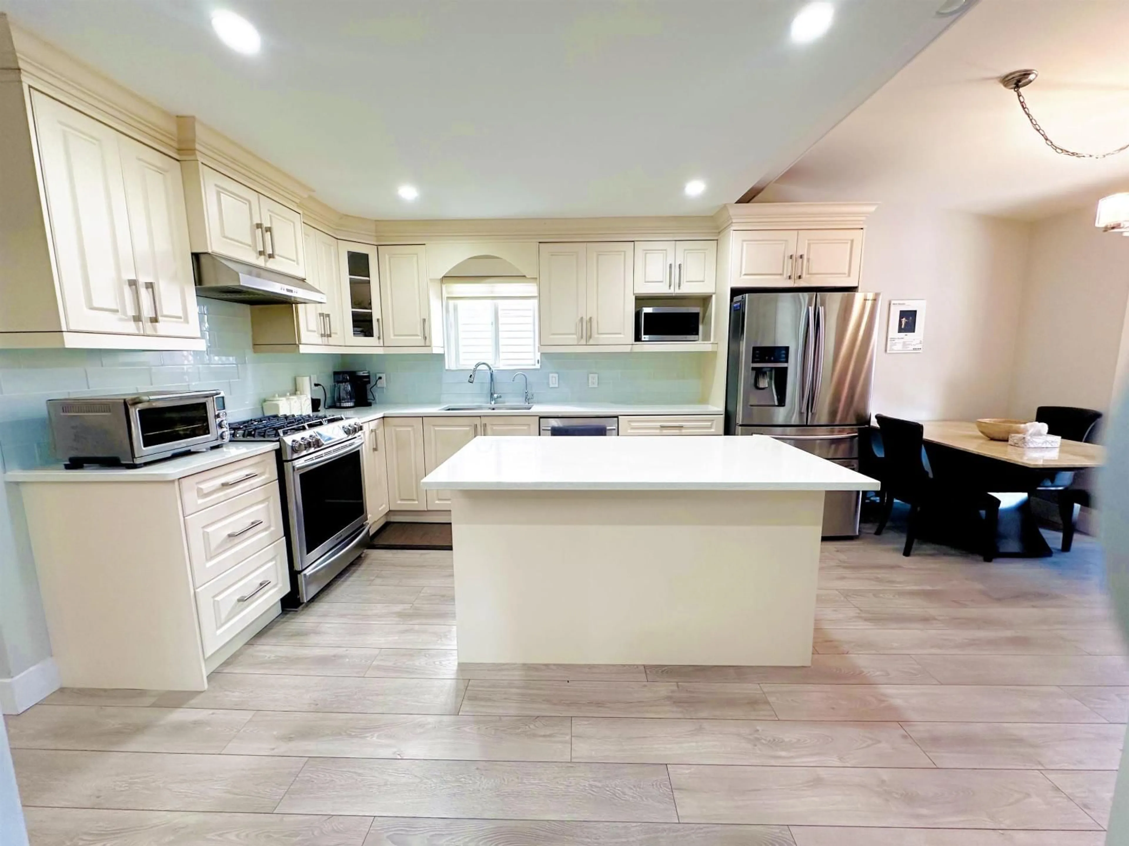 Open concept kitchen, ceramic/tile floor for 12960 74, Surrey British Columbia V3W7J8