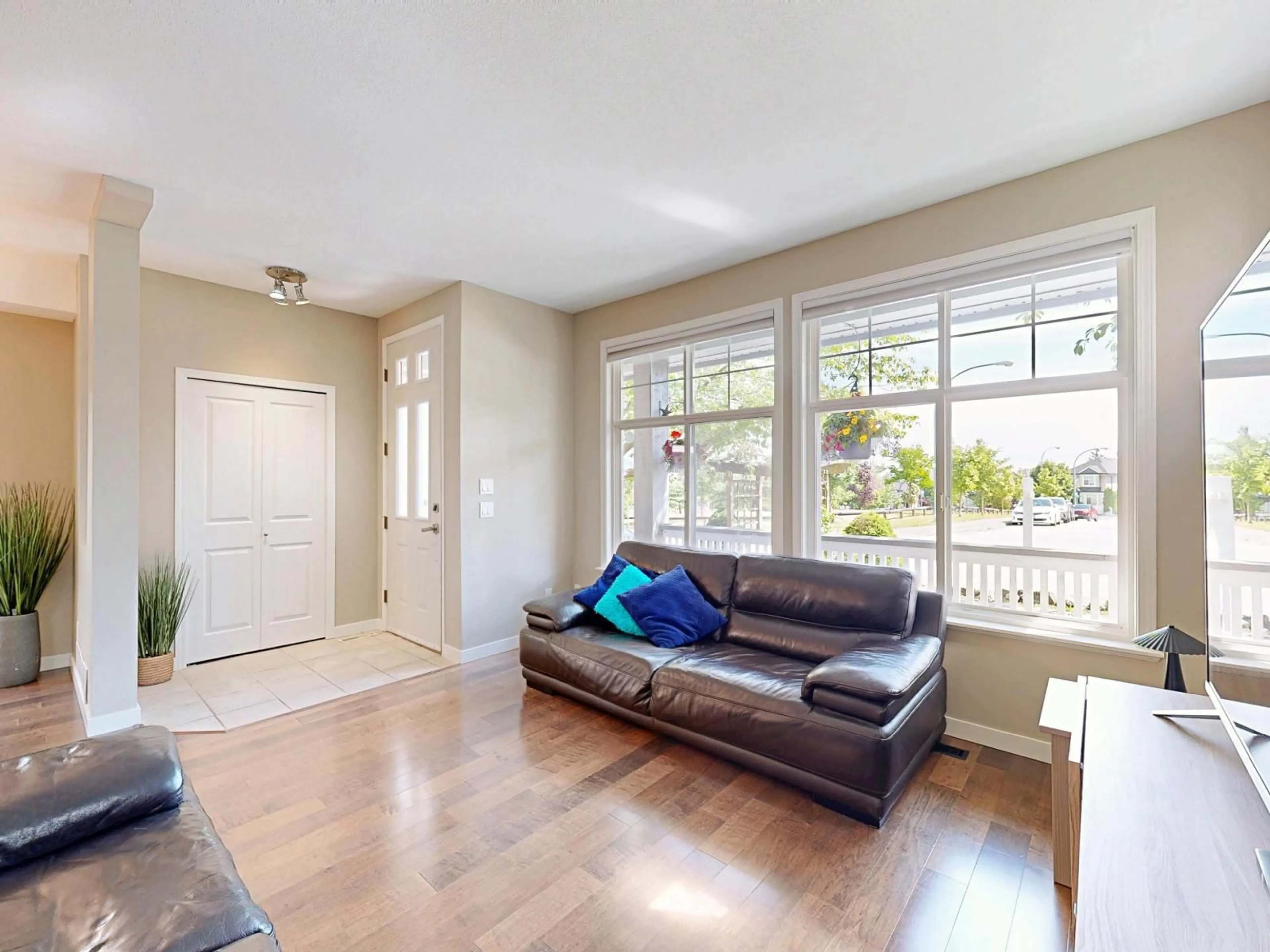 Living room with furniture, unknown for 14883 57A, Surrey British Columbia V3S8W6