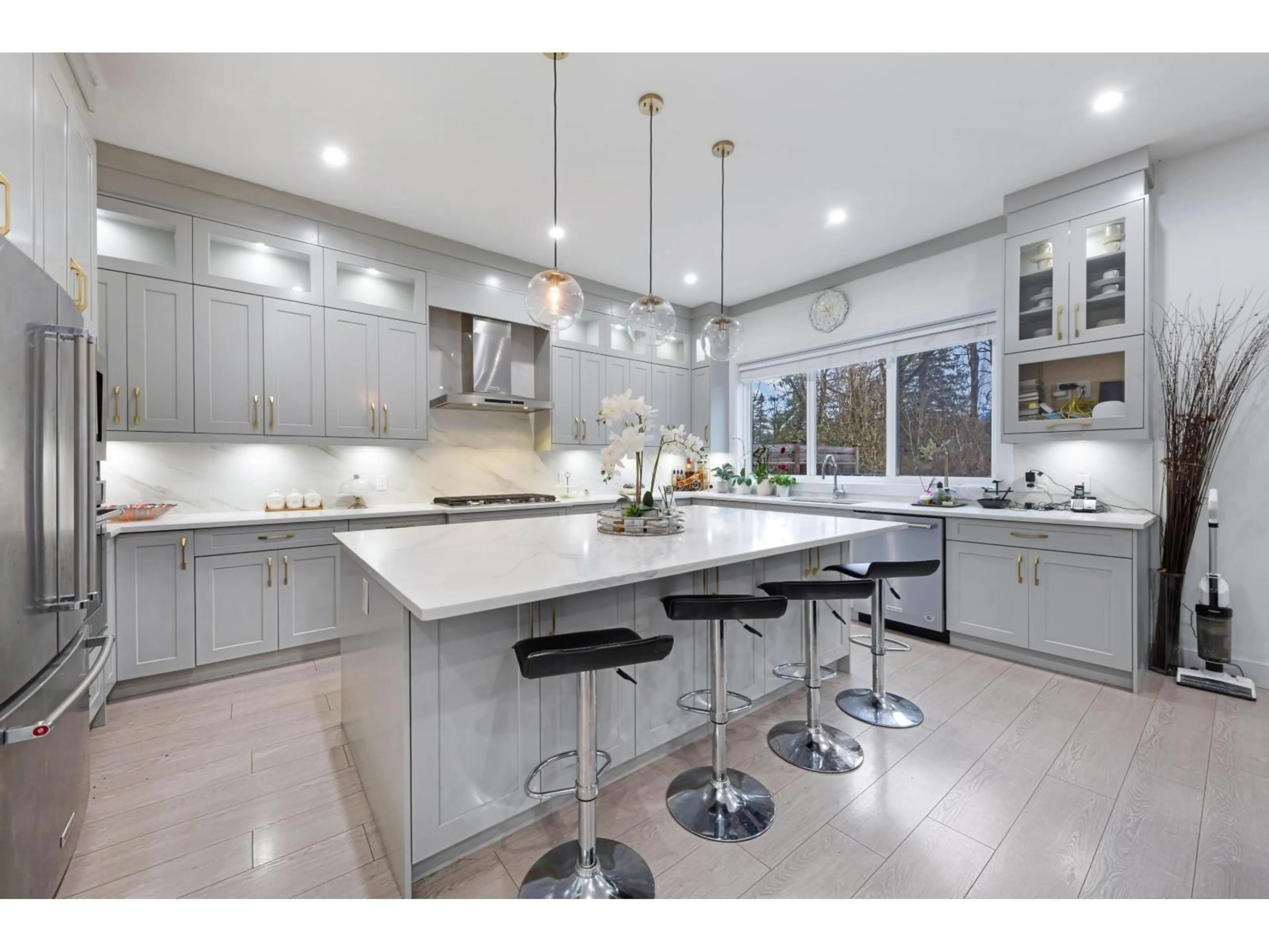 Contemporary kitchen, ceramic/tile floor for 6420 FAIRWAY STREET, Chilliwack British Columbia V2R0Z8