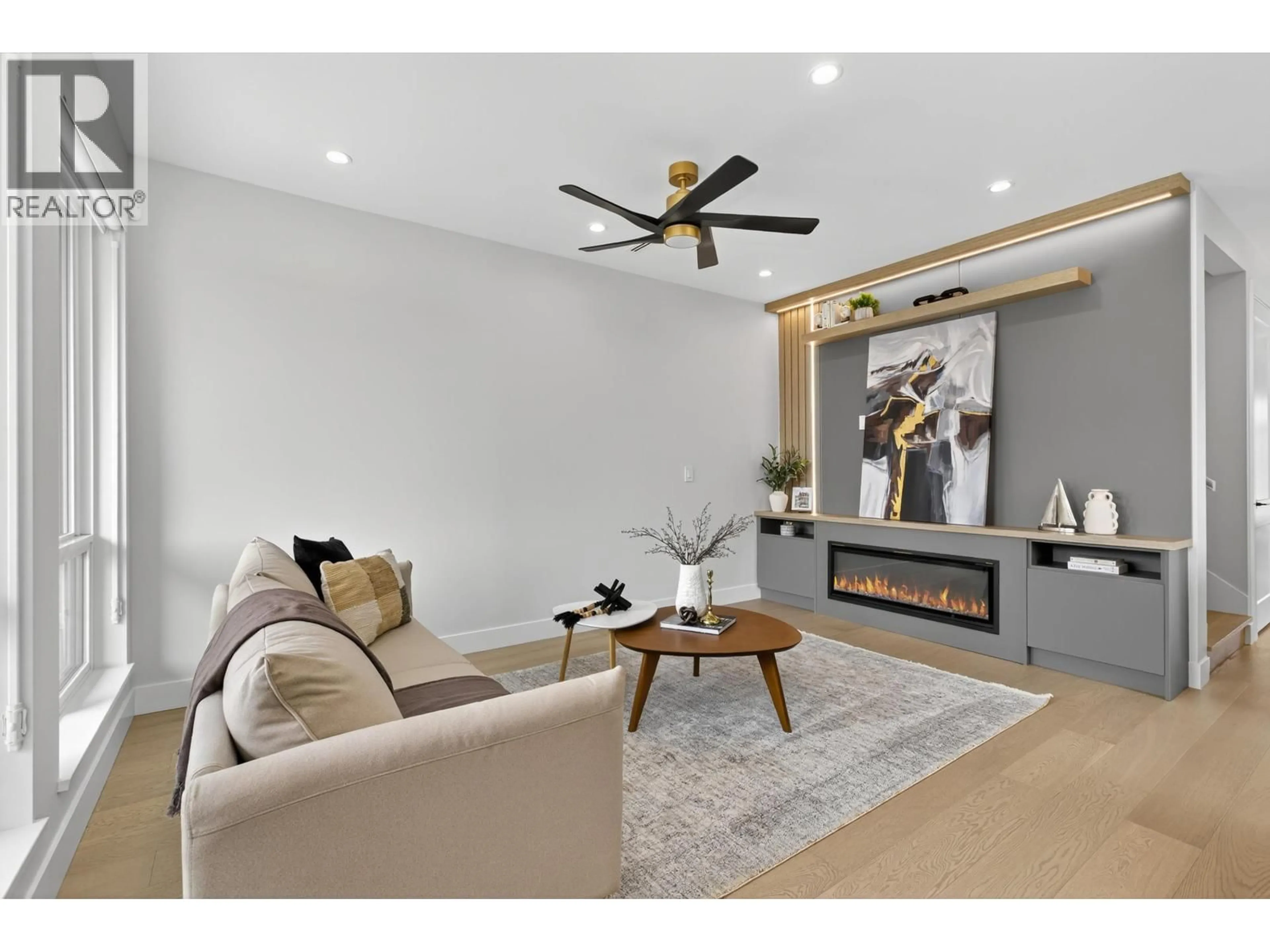 Living room with furniture, unknown for 6928 CARNEGIE STREET, Burnaby British Columbia V5B1Y5