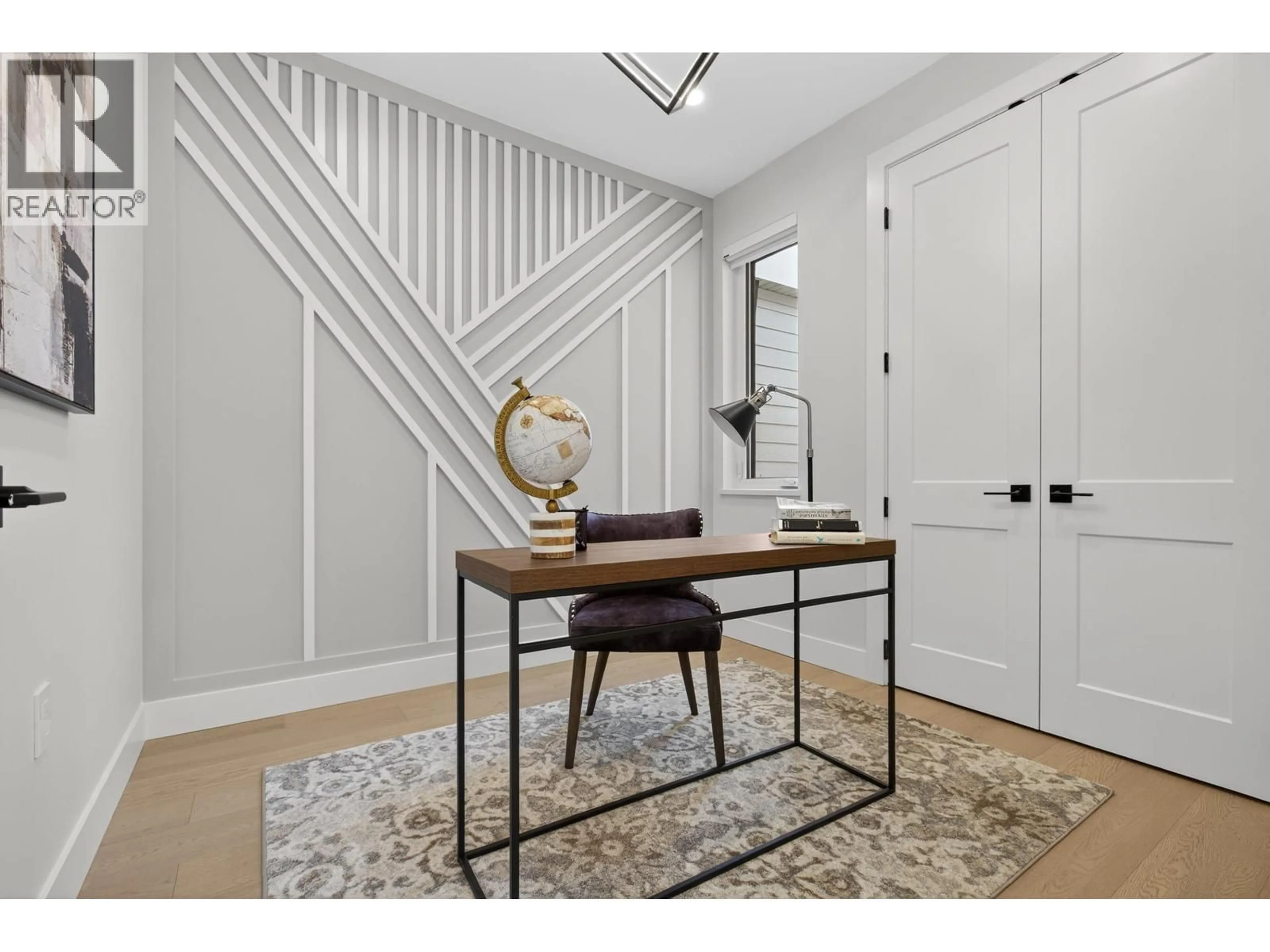 Indoor entryway for 6928 CARNEGIE STREET, Burnaby British Columbia V5B1Y5
