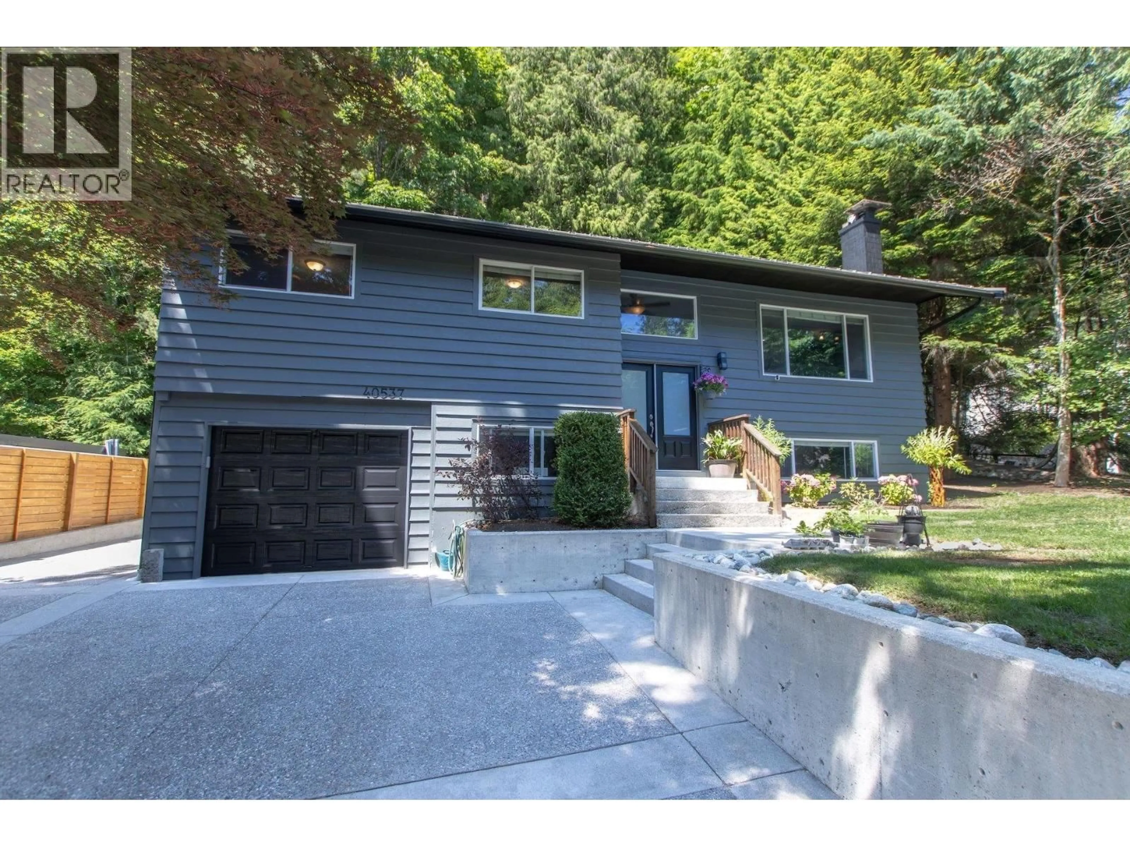 Home with vinyl exterior material, street for 40537 HIGHLANDS WAY, Squamish British Columbia V0N1T0